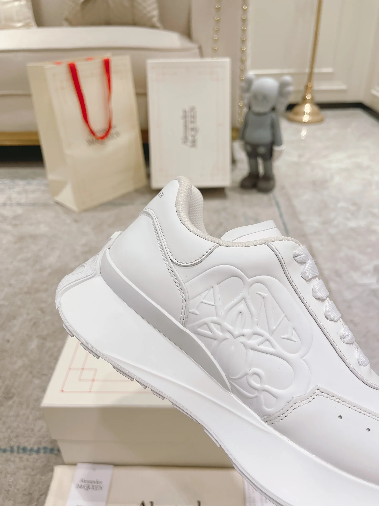 Кроссовки McQueen 2022 года на платформе с буквенным рисунком, белые - унисекс - 2