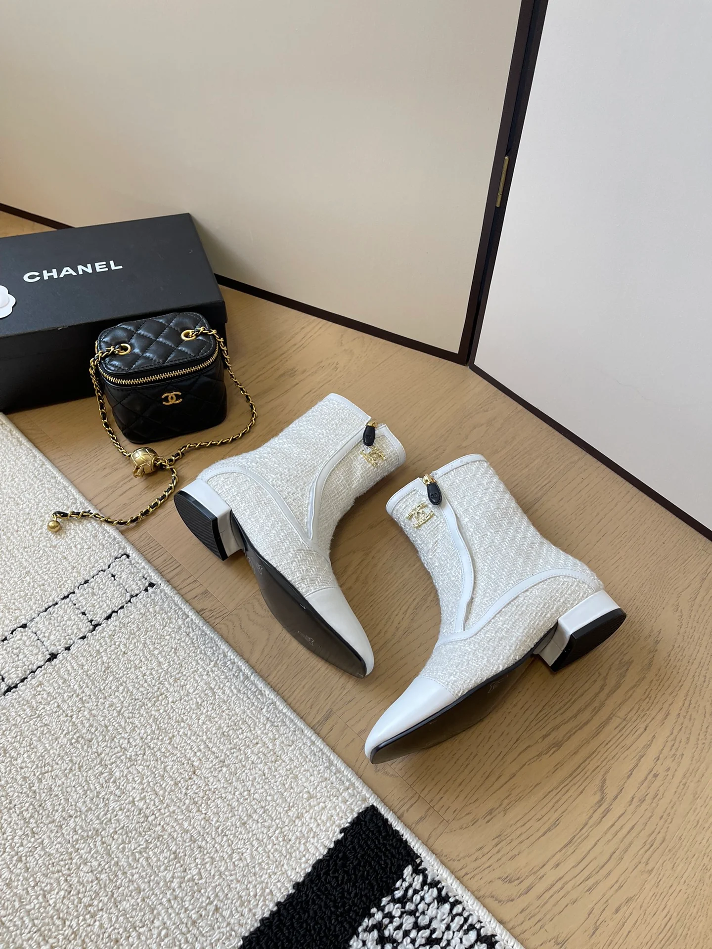 Ботильоны Chanel 2024 с острым носком - белые