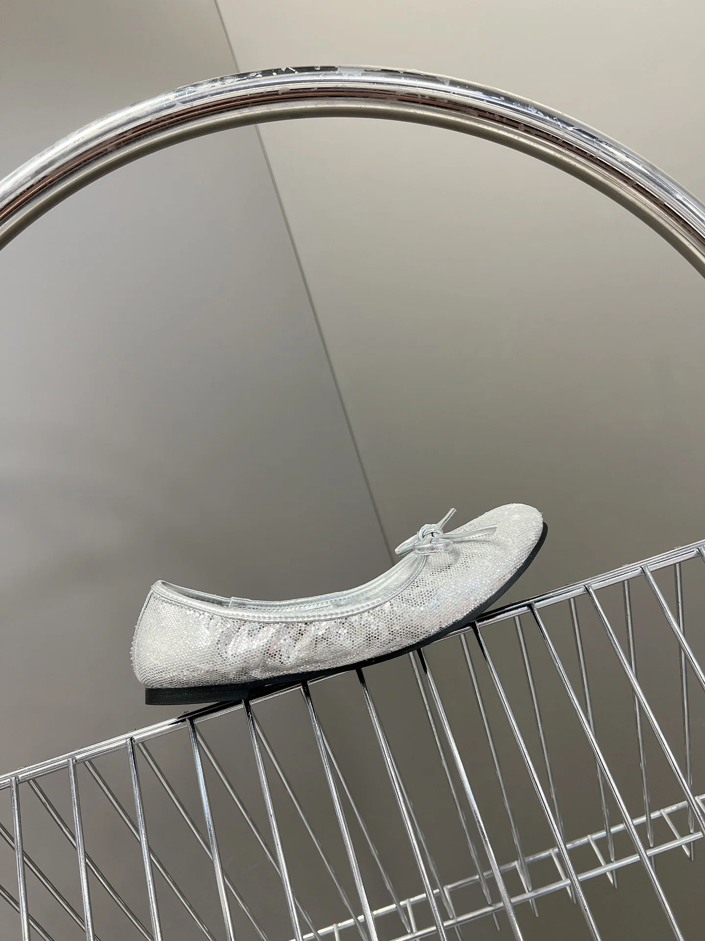 Коллекция Balenciaga 2023 года с подиума - Балетки - Серебристые