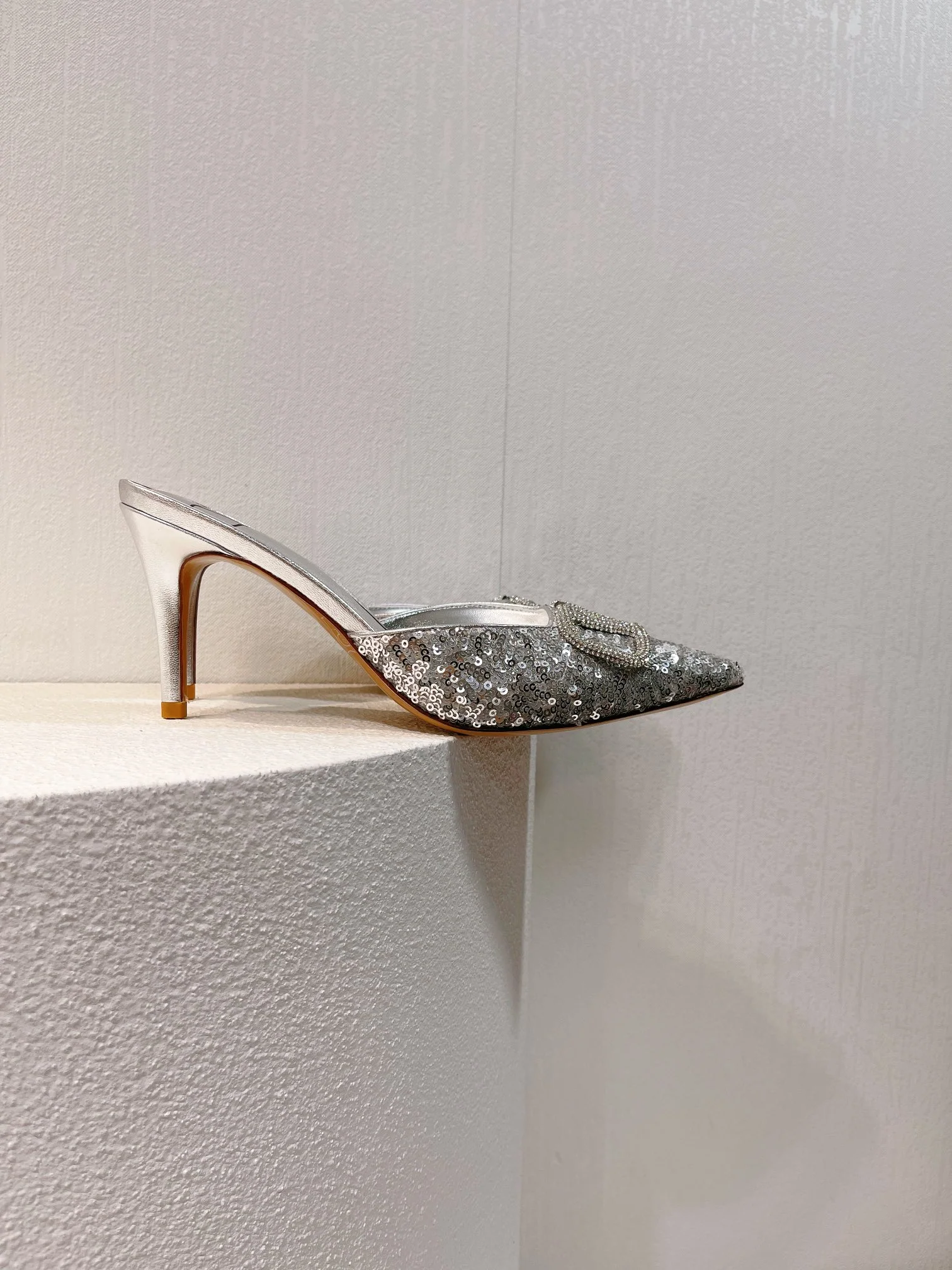 Новинка с официального сайта Valentino 2023 — Блестящие полосатые босоножки на высоком каблуке — 8 см — Серебристые