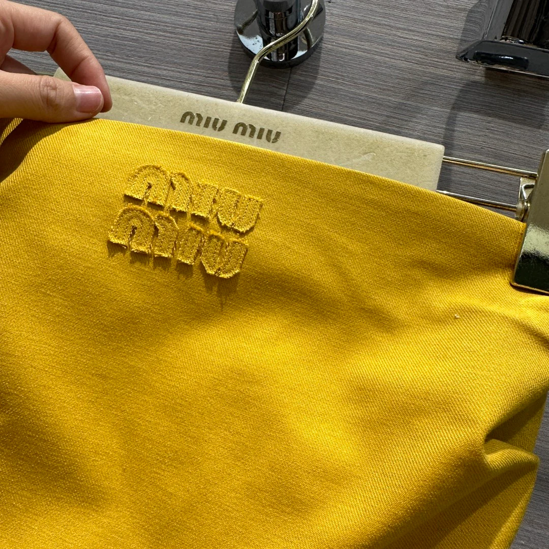 Miu Miu - Коллекция весна/лето 2404-24: Новинка, незаменимый элемент многослойного образа: топ-бандо, желтый.