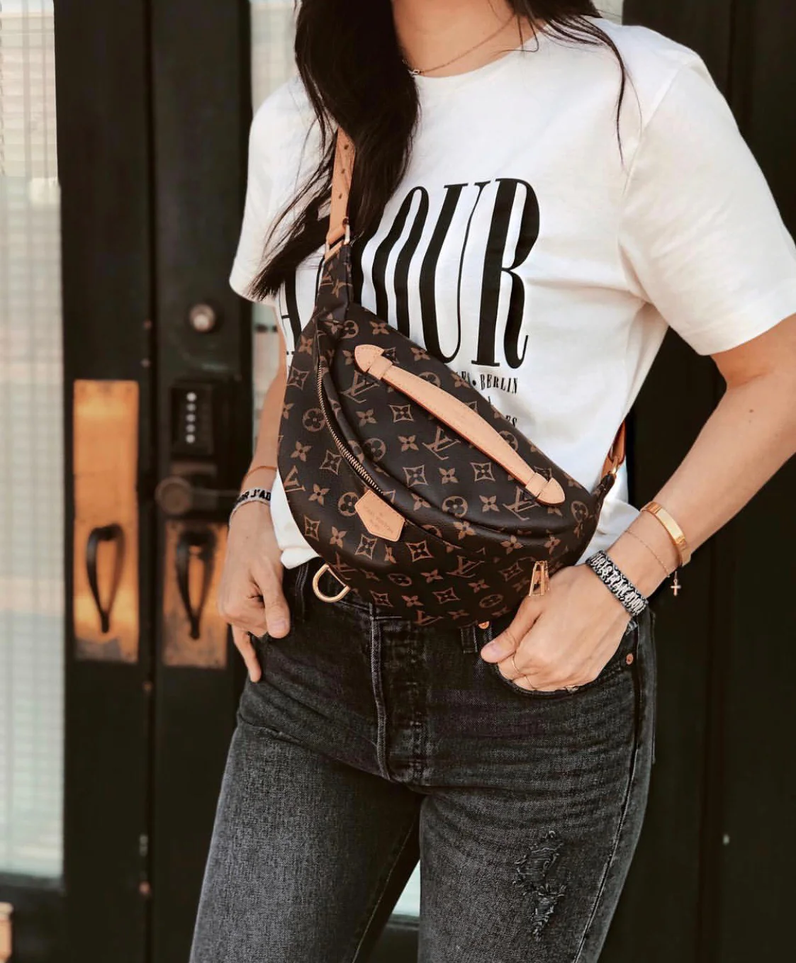 m43644-LV-Классическая поясная сумка из канваса с монограммой - фото в ней