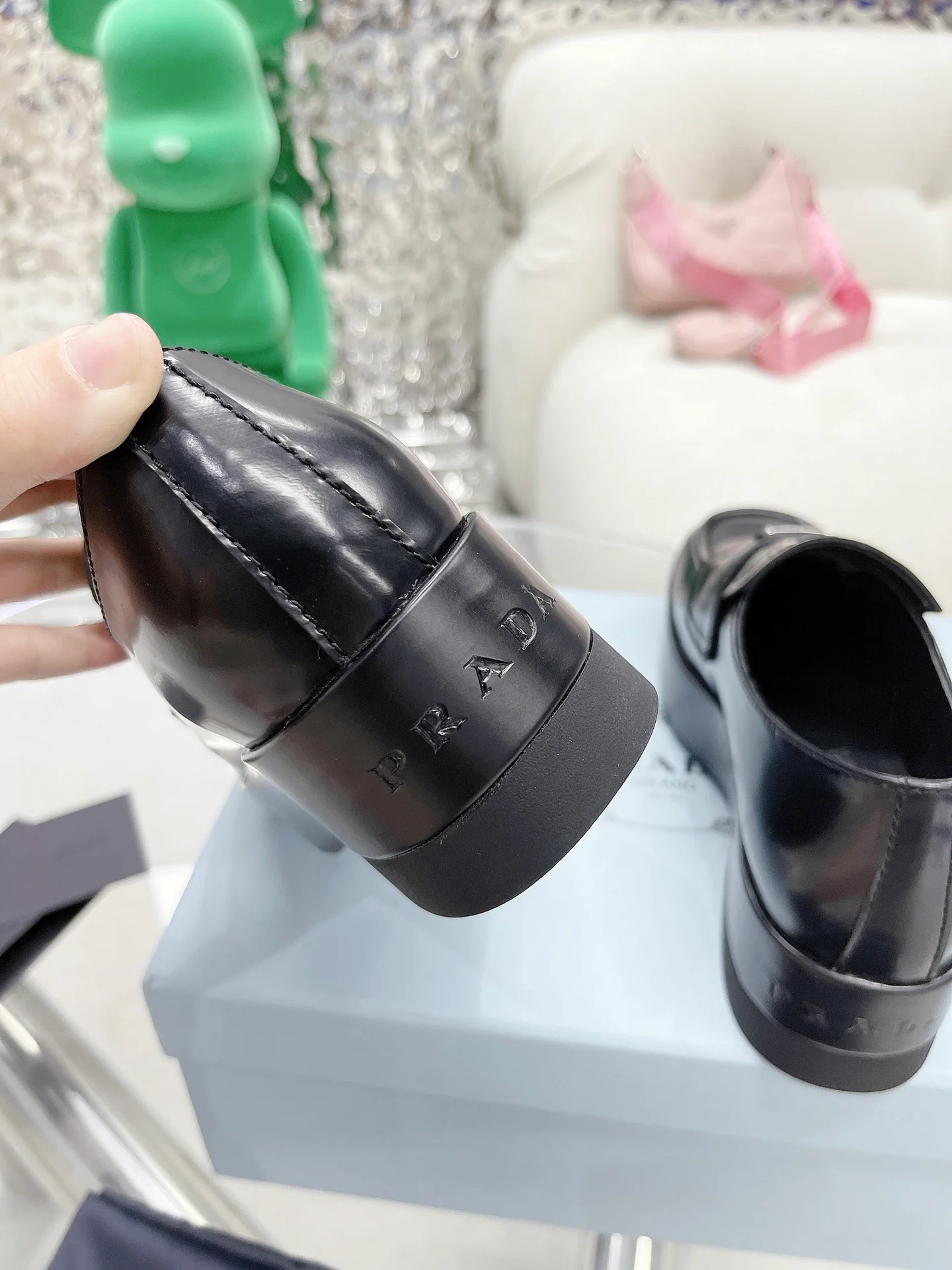 Коллекция Prada 2022 года с подиума - Кожаные туфли на платформе в стиле ботинок - 1