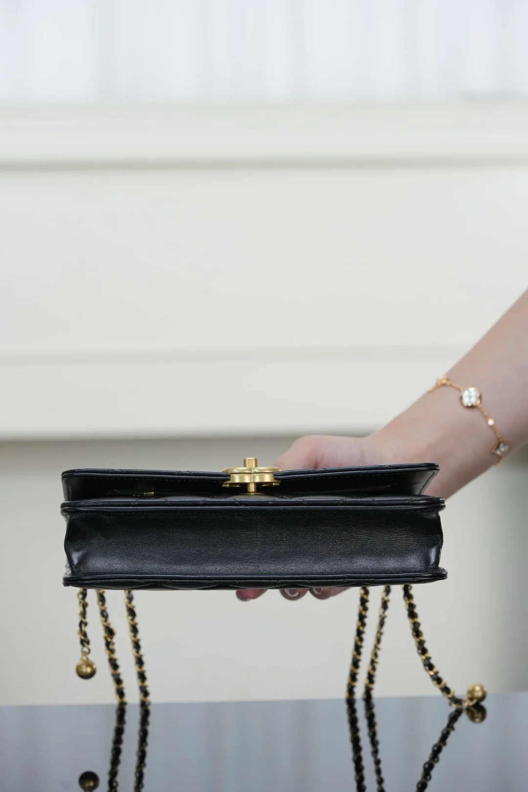 Chanel - Двойная золотая цепочка с бусинами - Черная с золотой застежкой