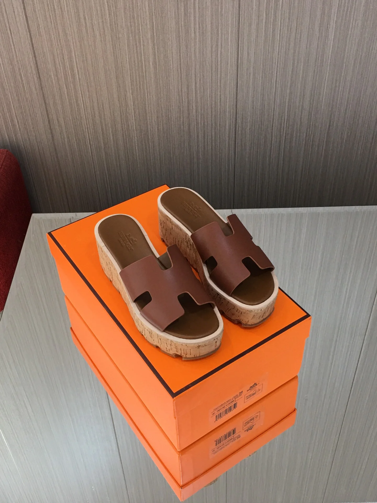 Новинка сезона весна/лето 2023 от Hermes - Кожаные тапочки на платформе с принтом пальм - Коричневые