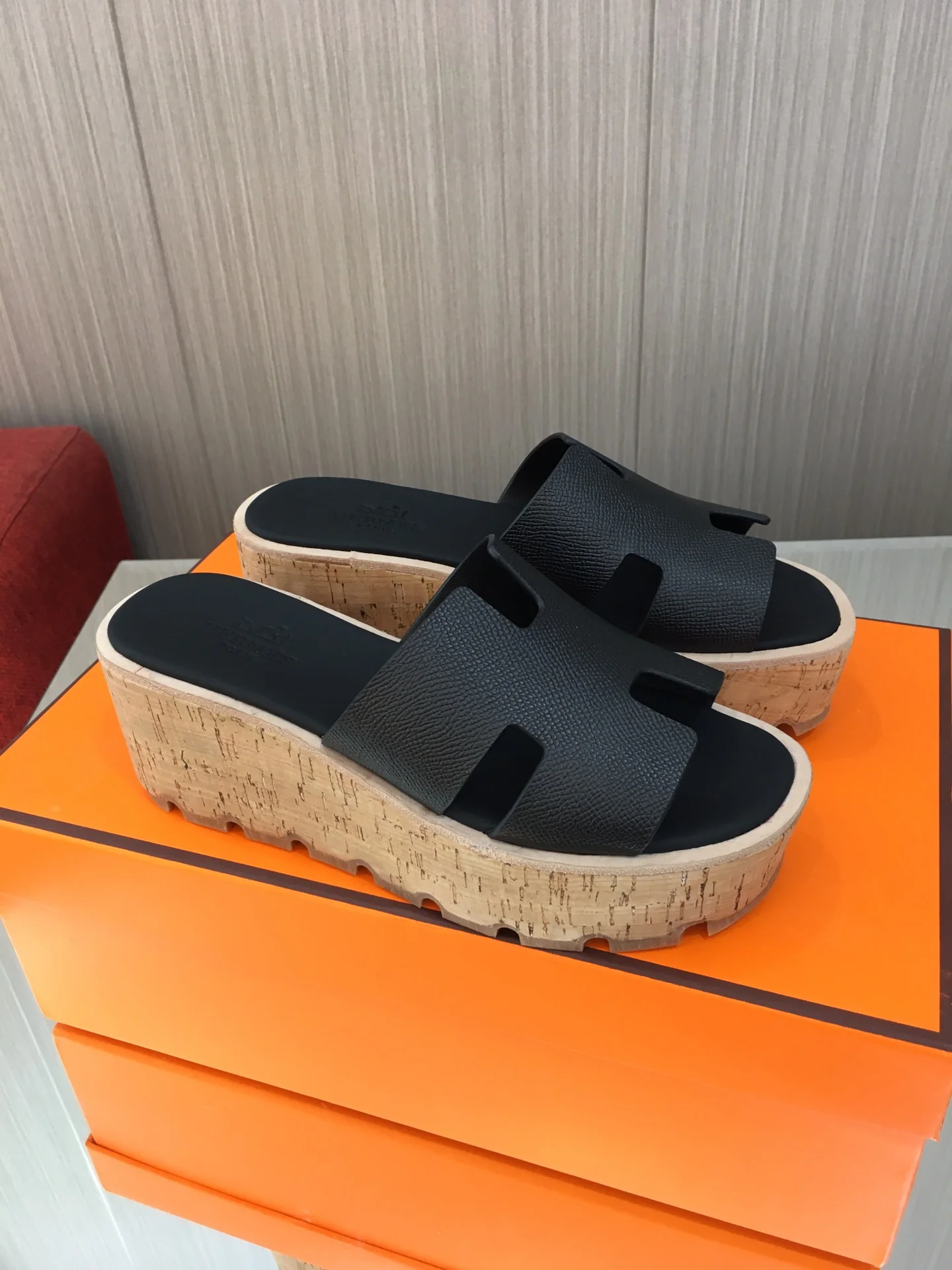 Новинка сезона весна/лето 2023 от Hermes - кожаные тапочки на платформе с принтом пальм - черные.