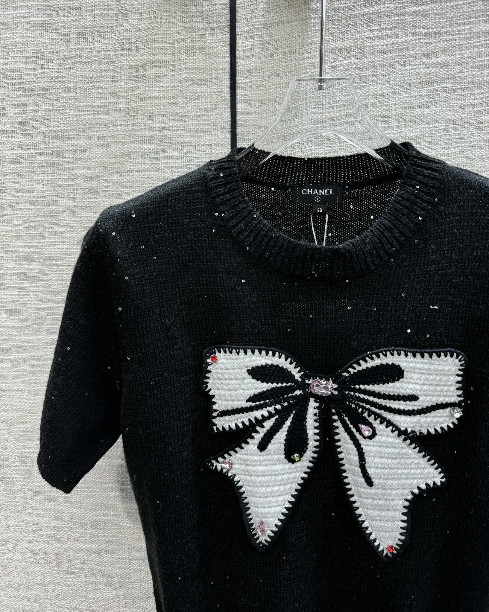 Футболка Chanel 2403 с вышитым бантом, трикотажная, с короткими рукавами, черная.