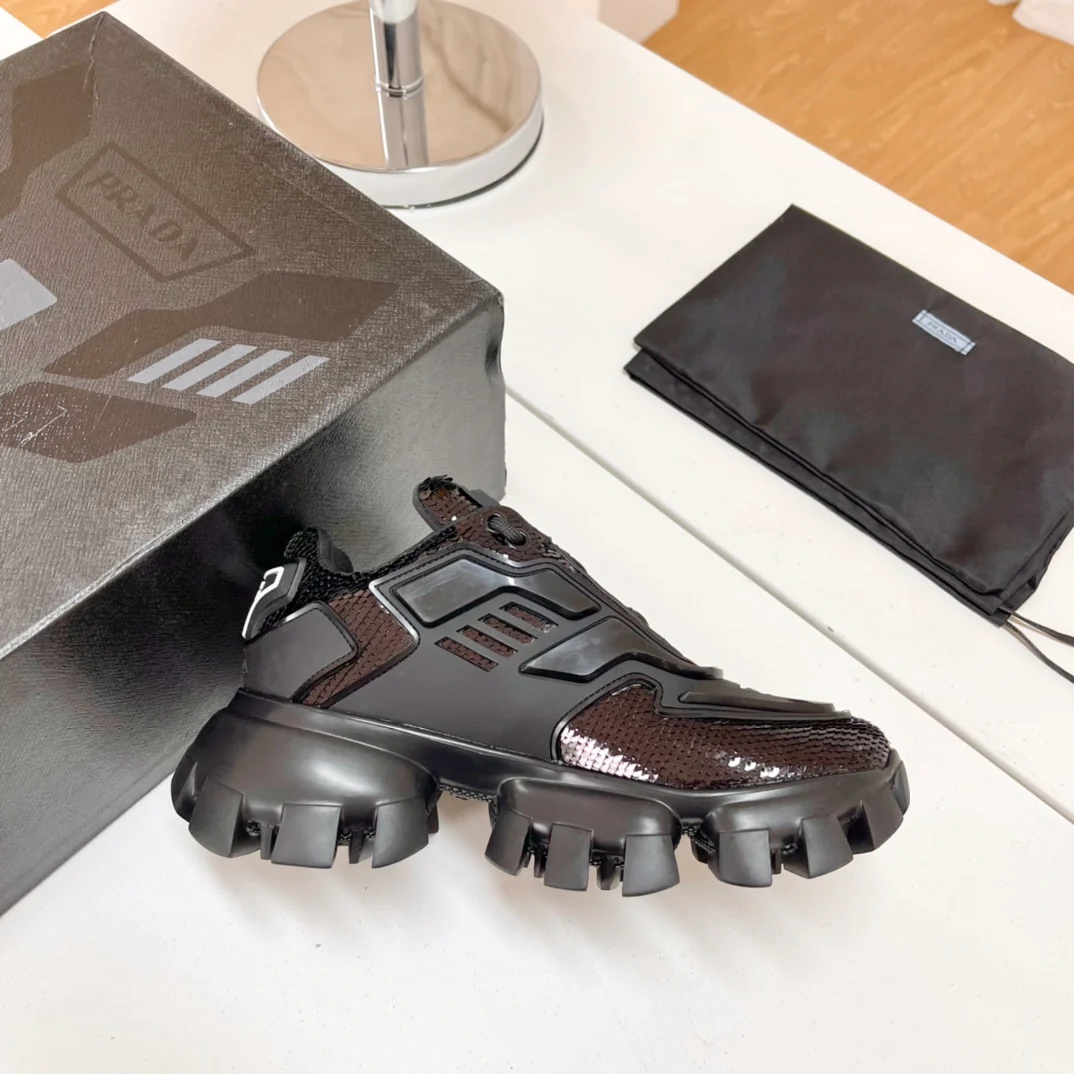 Обувь Prada - коллекция Prada ранней весны 2022 года - блестящие массивные кроссовки