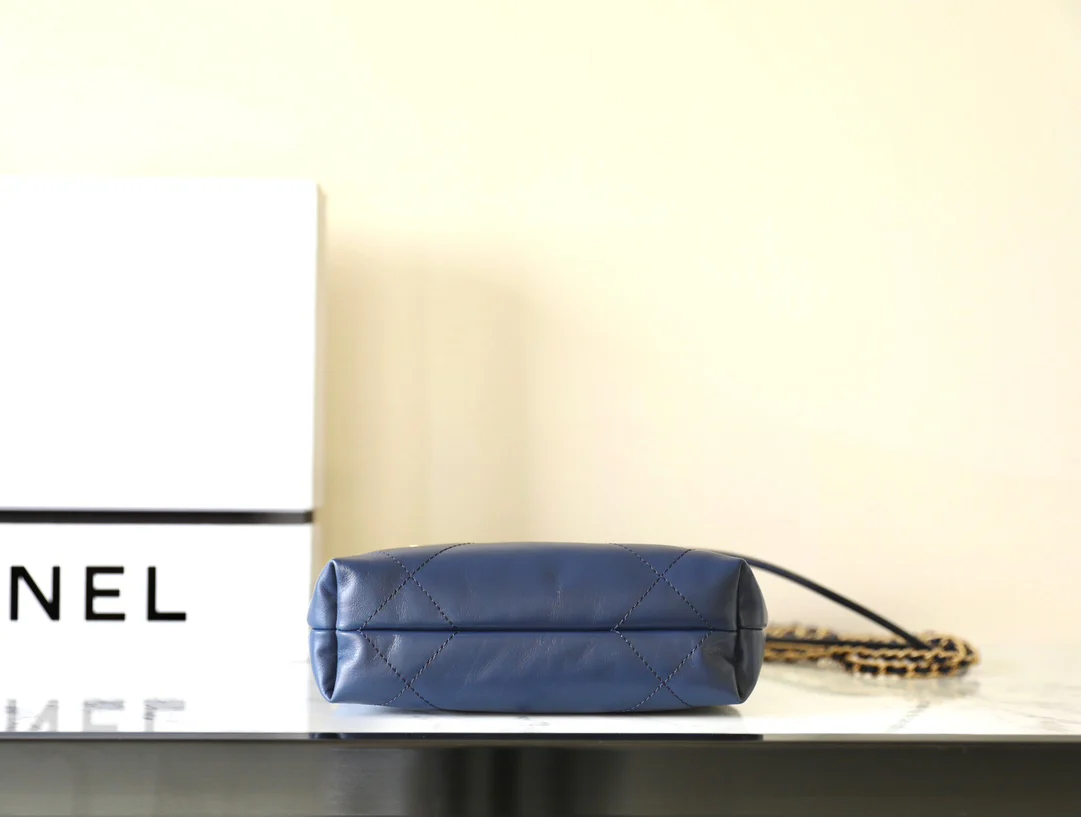 Коллекция Chanel Весна/Лето 2023: Новинка - Сумка 22 - Мини - Темно-синий