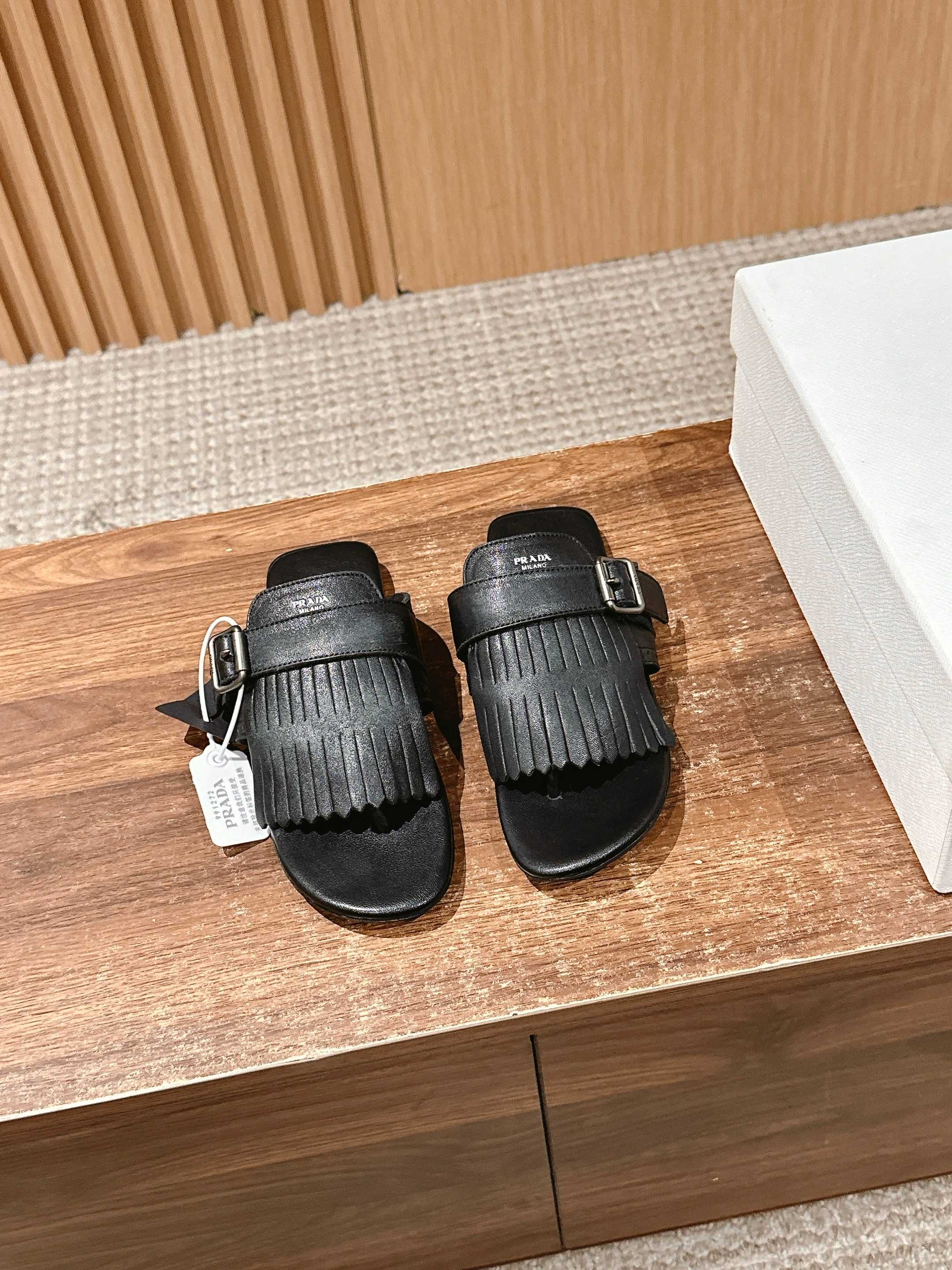 Новинка сезона весна/лето 2025 от Prada - Ретро-сандалии с кисточками - Подиумный образ - Черные