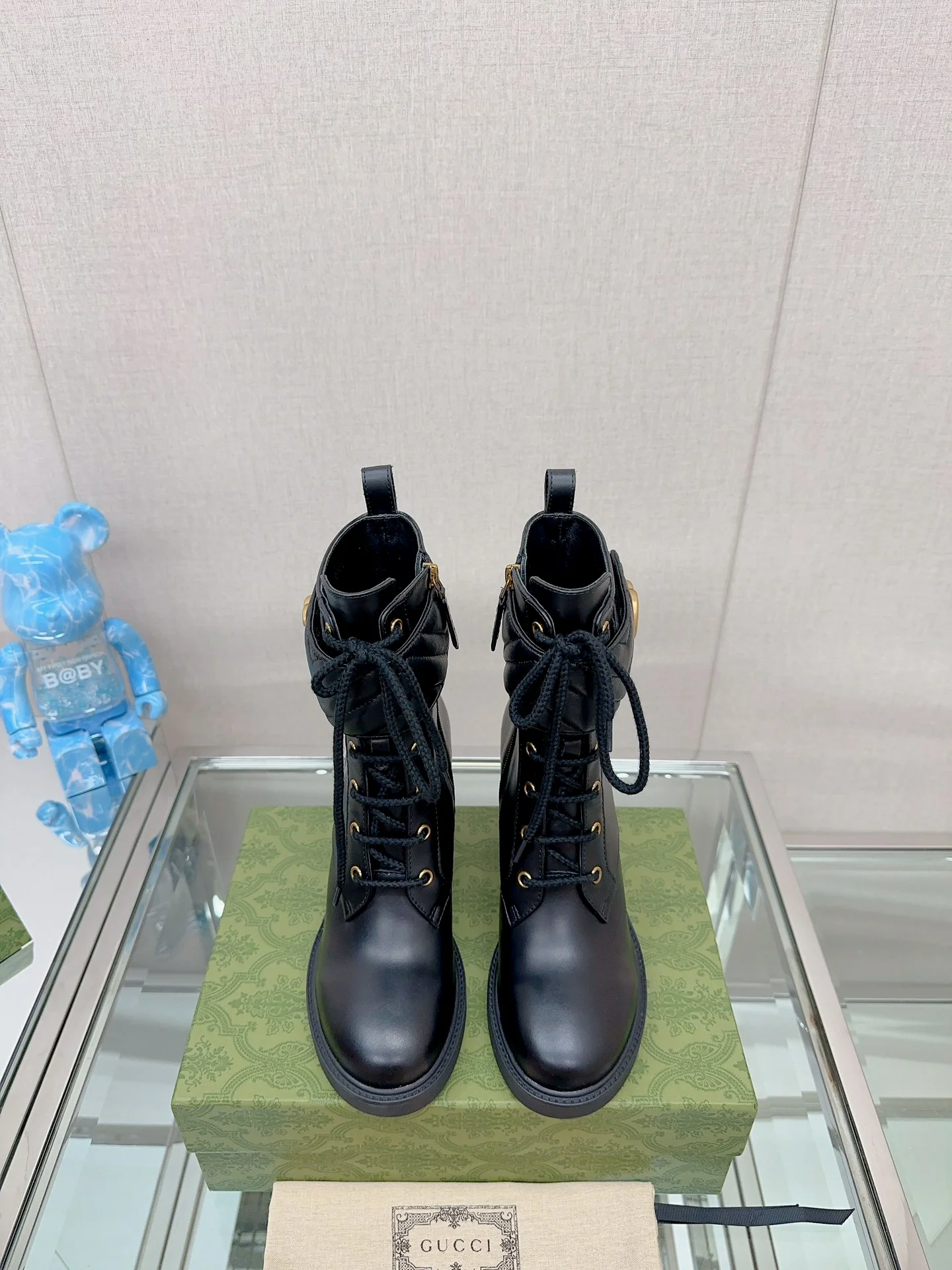 Новинка 2023 года от Gucci - Ботильоны на высоком каблуке с пряжкой и шнуровкой в ??виде буквы G - Черные