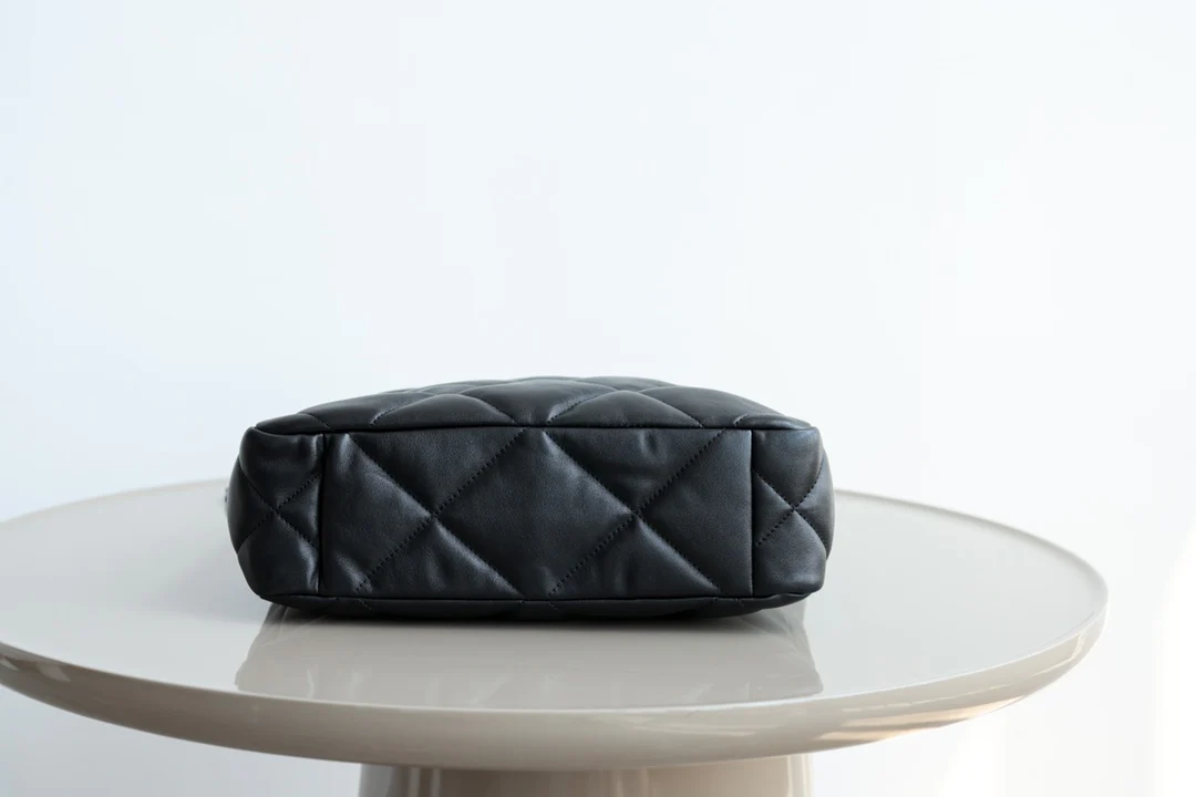 Новинка сезона осень/зима 2022 от Chanel - сумка-шоппер из 19 сумок - черно-золотая.