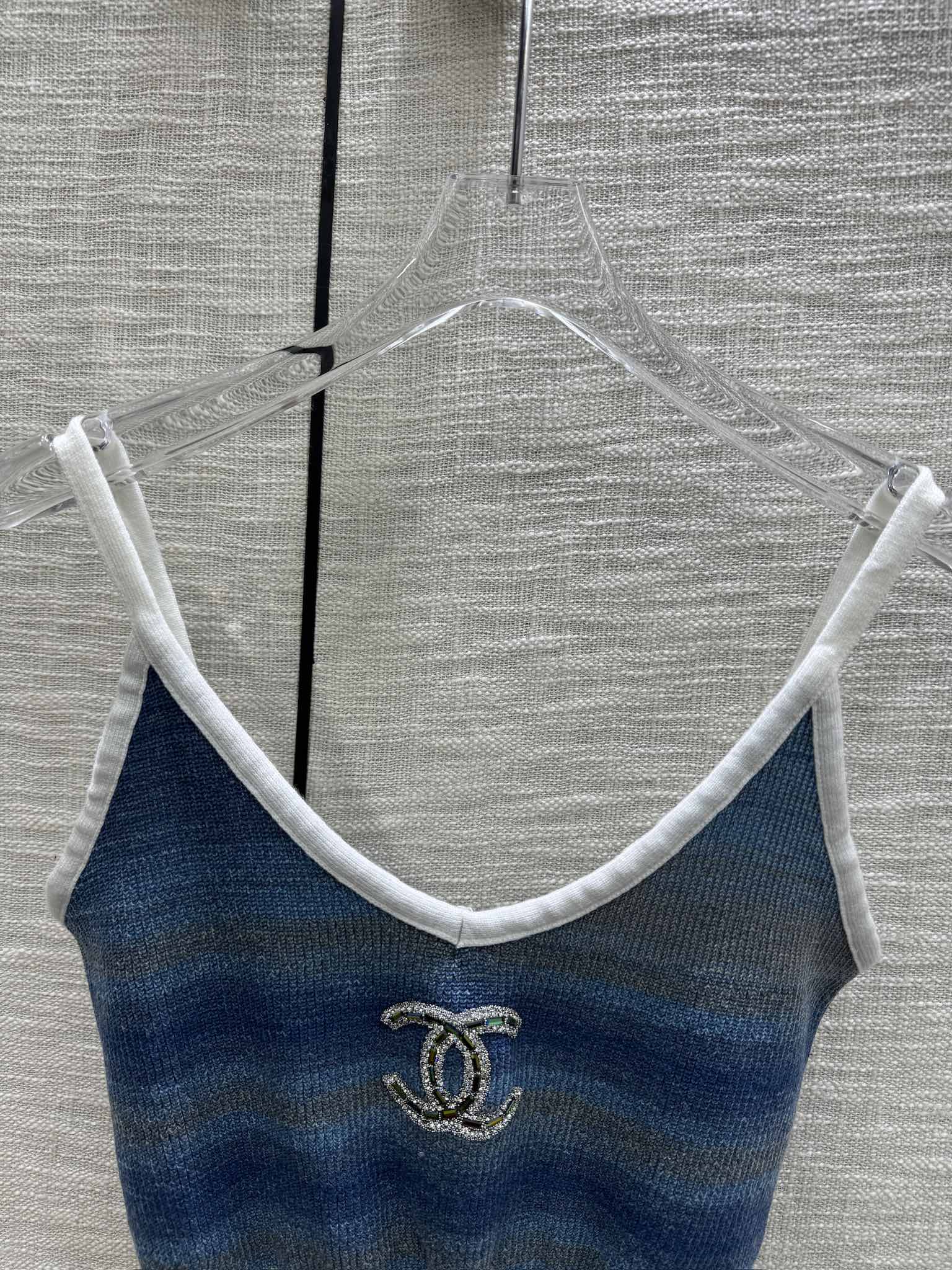 Вязаная майка Chanel 2403 с V-образным вырезом и цветными блоками в полоску - синяя