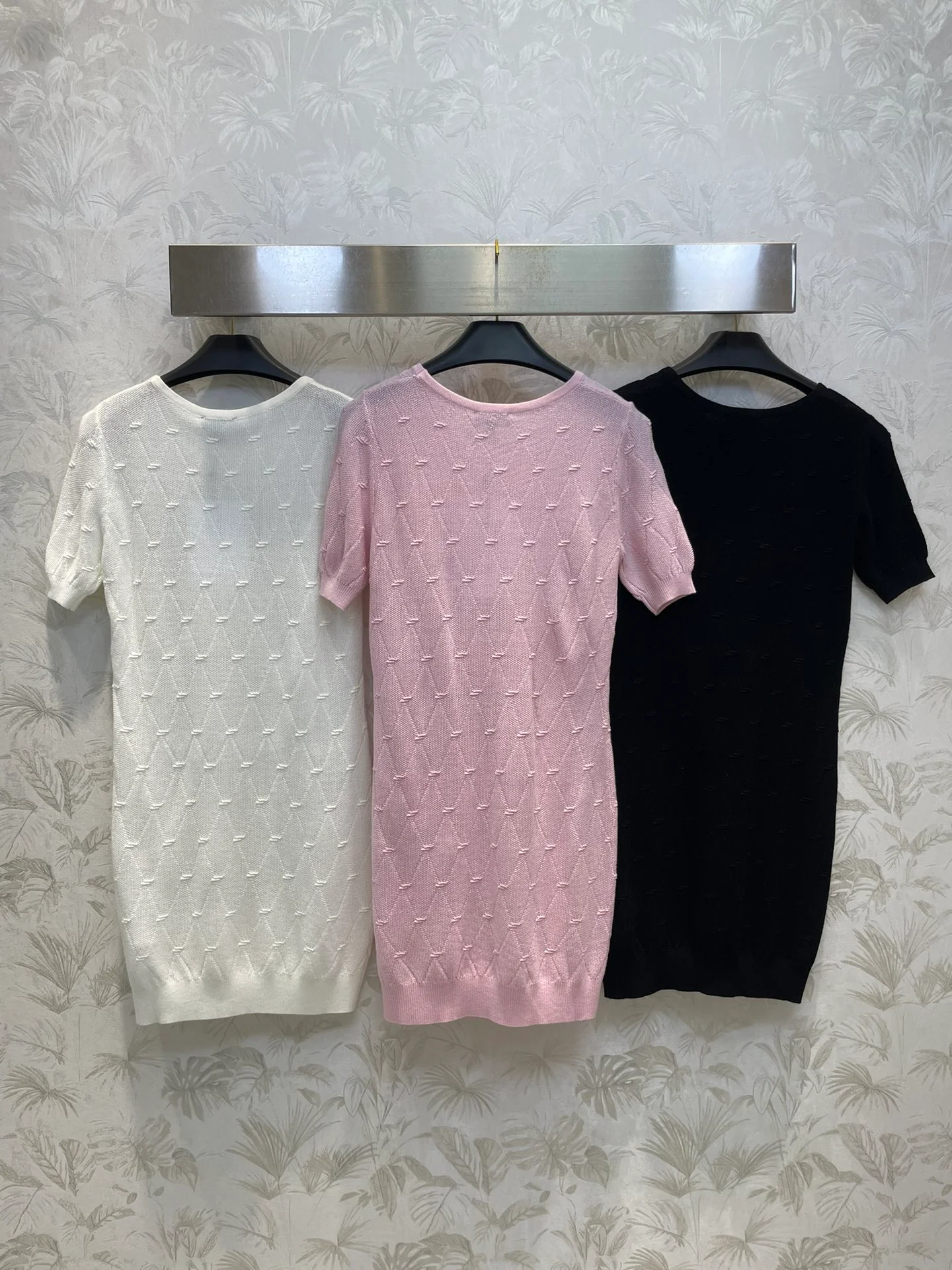 Chanel - 2403 - 24 Новинка ранней весны: Топ с короткими рукавами из жаккардовой ткани с ромбовидным узором