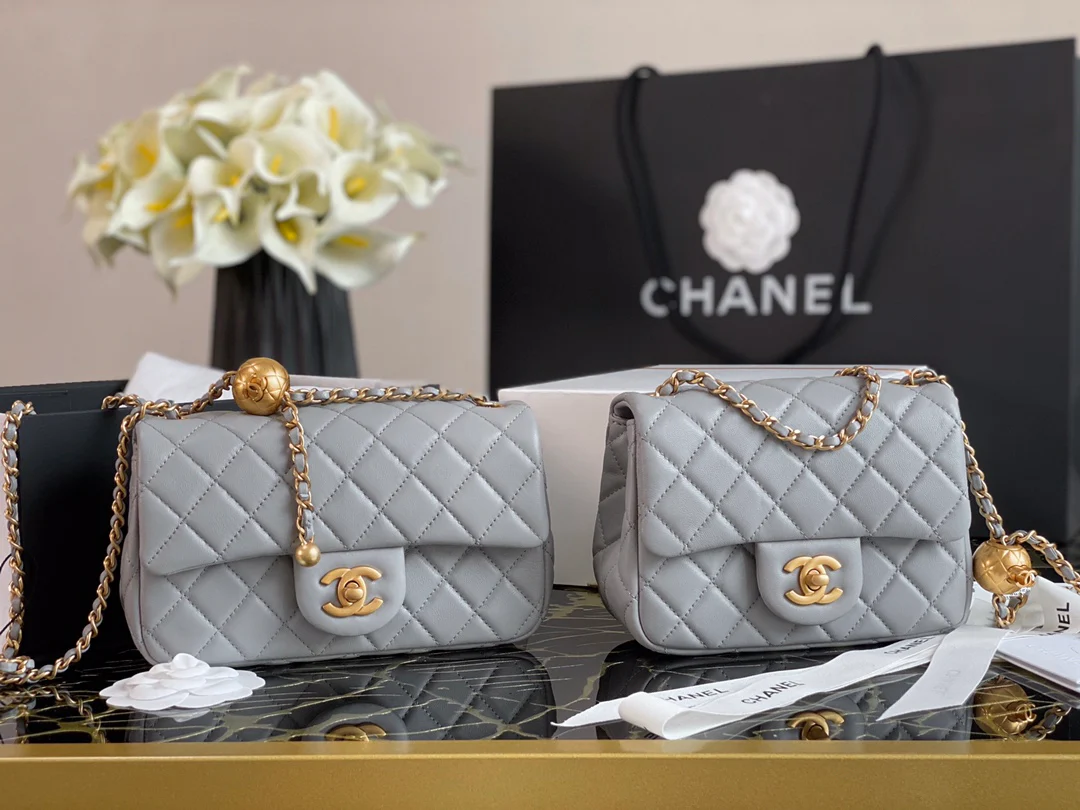 Сумка Chanel Gold Globe Square Fat Flap Bag - серая.