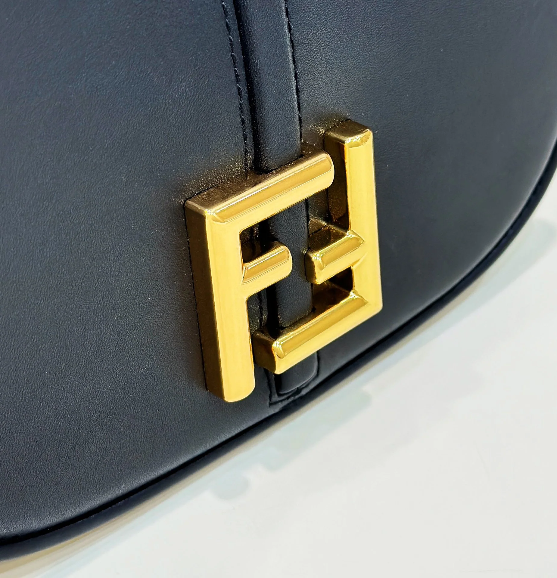 Сумка-седло Fendi Retro-Style Flap Saddle Bag - черная