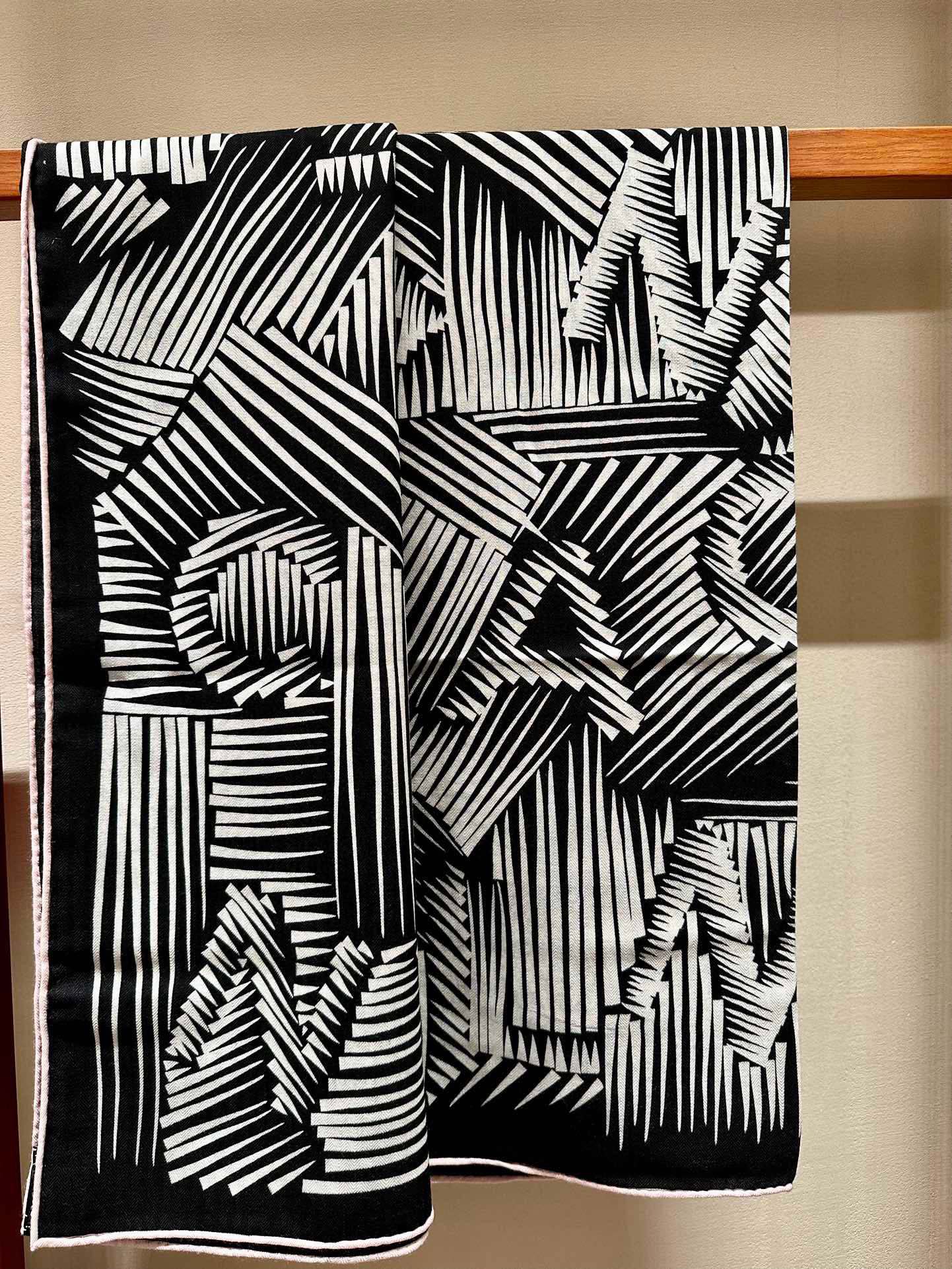 Шарф Chanel 2024 в линейном стиле - 140-140