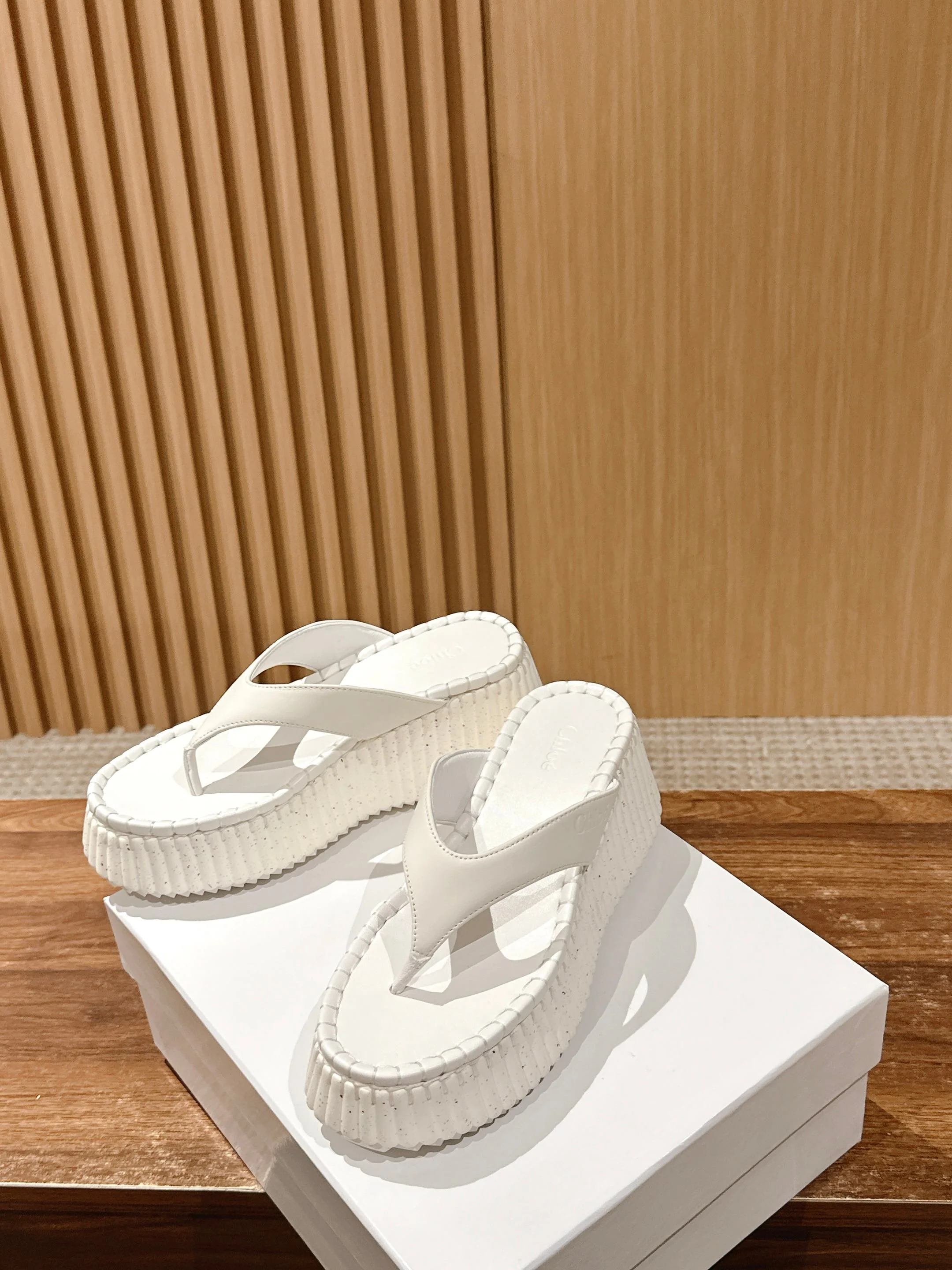 Шлёпанцы на платформе Chloe - белые