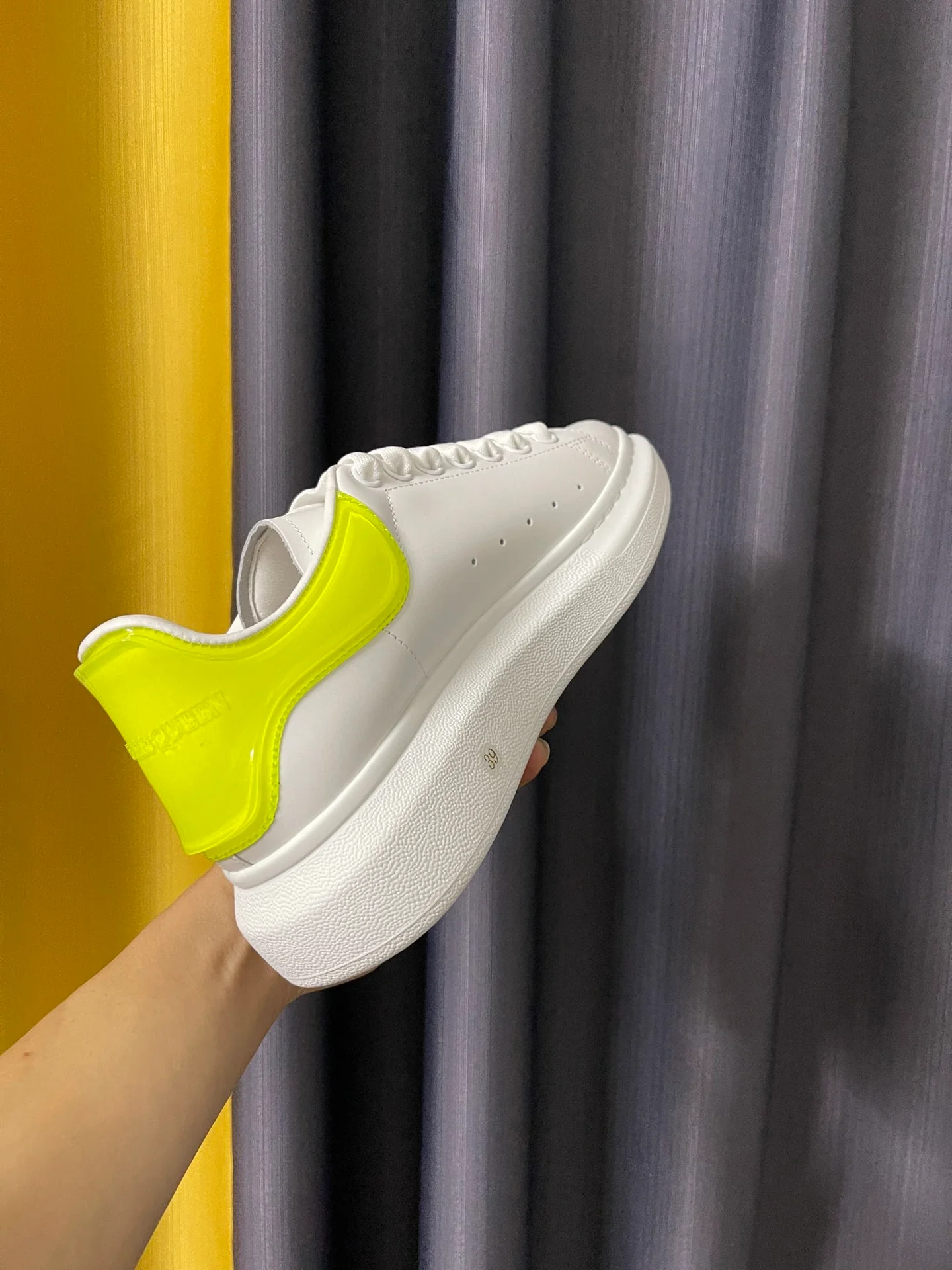 Классические белые кроссовки McQueen - унисекс - флуоресцентно-желтый каблук из искусственной кожи - премиум-издание