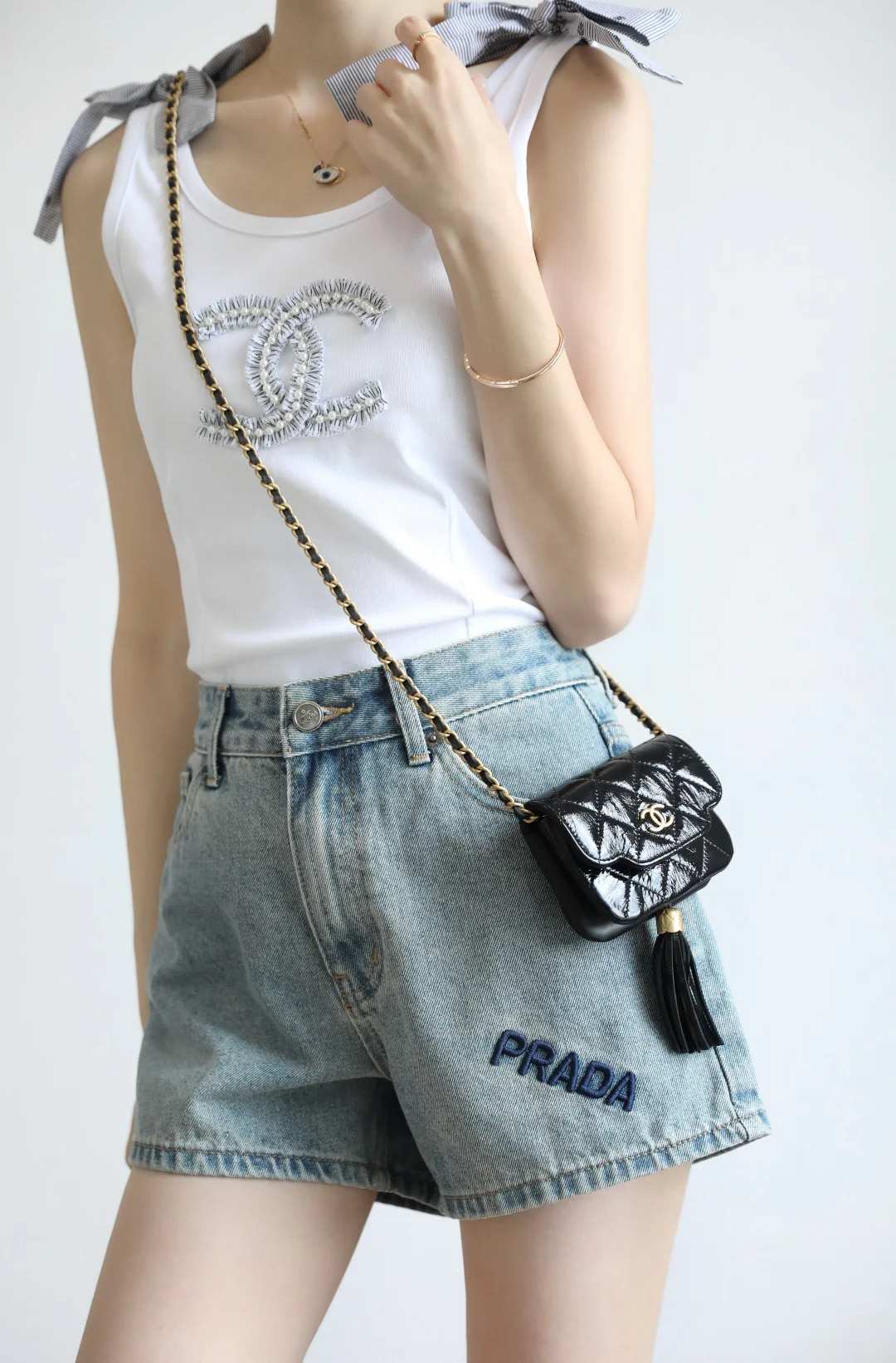 Chanel - Маленькая сумка через плечо с цепочкой и кисточкой - Черная с золотой фурнитурой