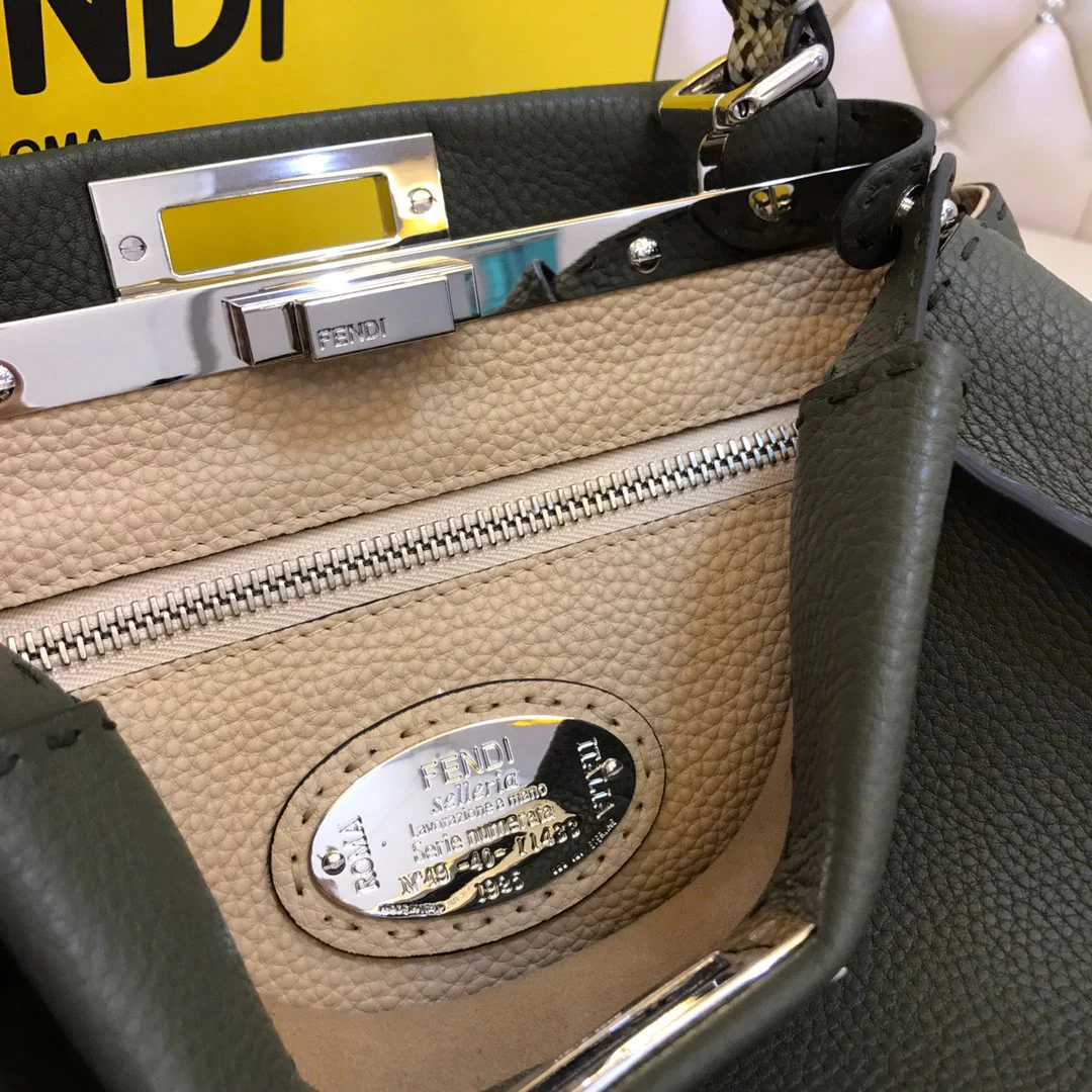 Сумка Fendi Peekaboo Medium из черной кожи.