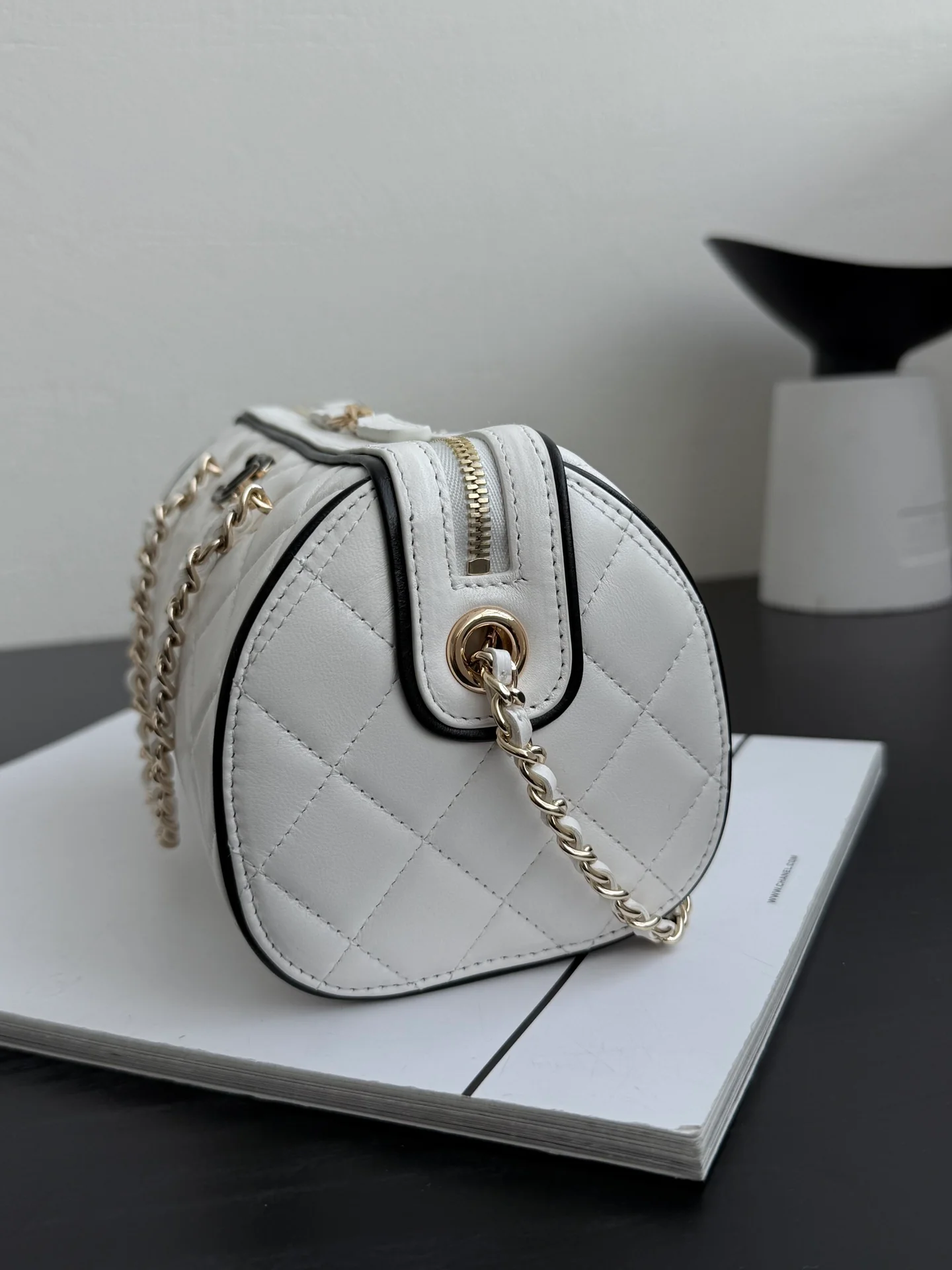 Мини-шар для боулинга Chanel 25 пенсов, весенне-летний, из овечьей кожи, белый с черной отделкой.