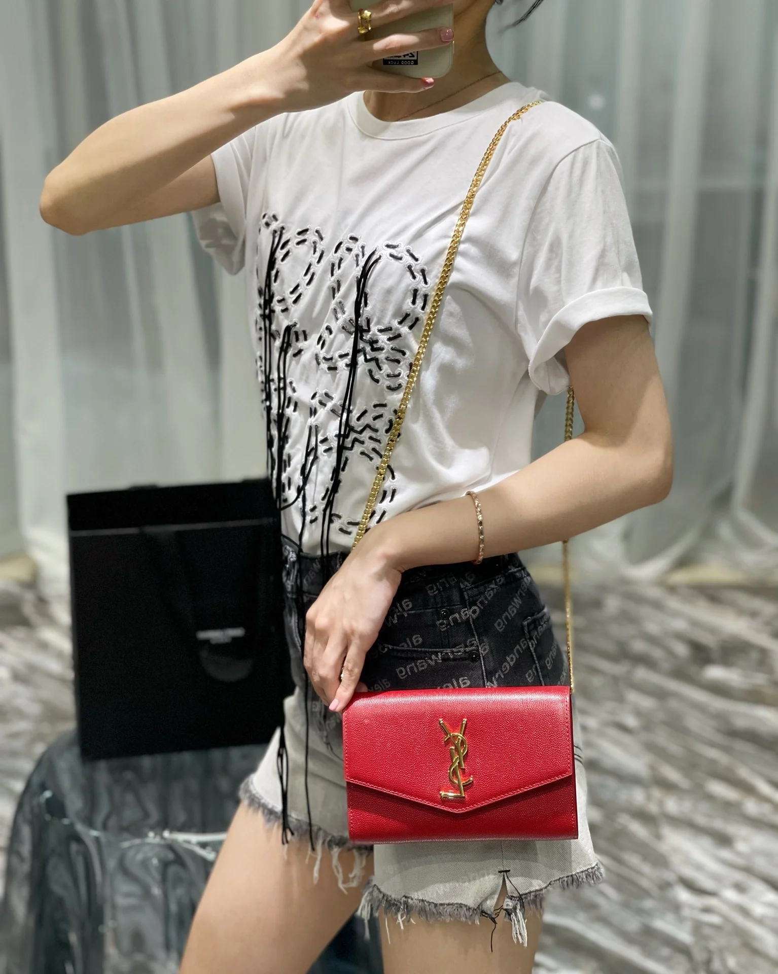 Мини-сумочка/сумка через плечо YSL Sac-de-jour с тиснением под крокодиловую кожу, красная.