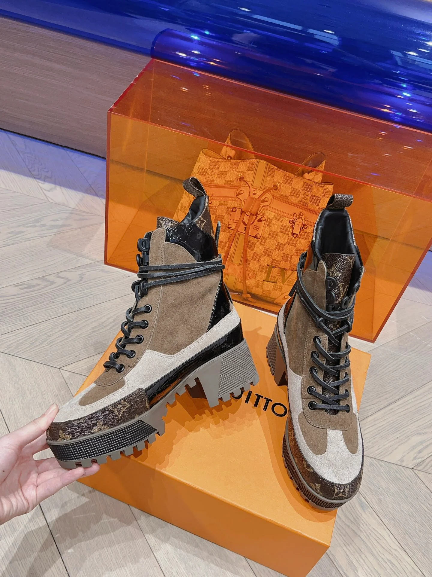 Классические ботинки Dr. Martens на высоком каблуке от LV — замшевые, с монограммой.