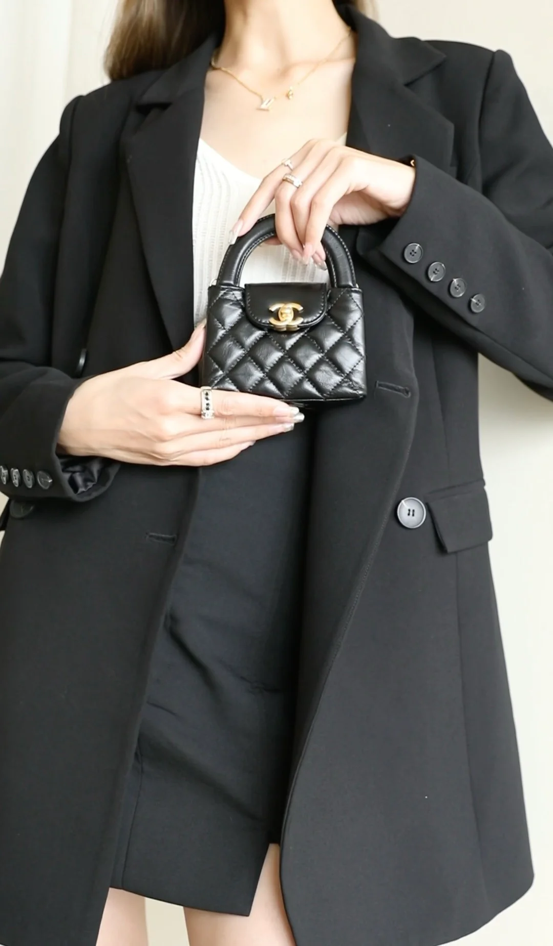 Миниатюрная сумочка Chanel Kelly на цепочке, черная.