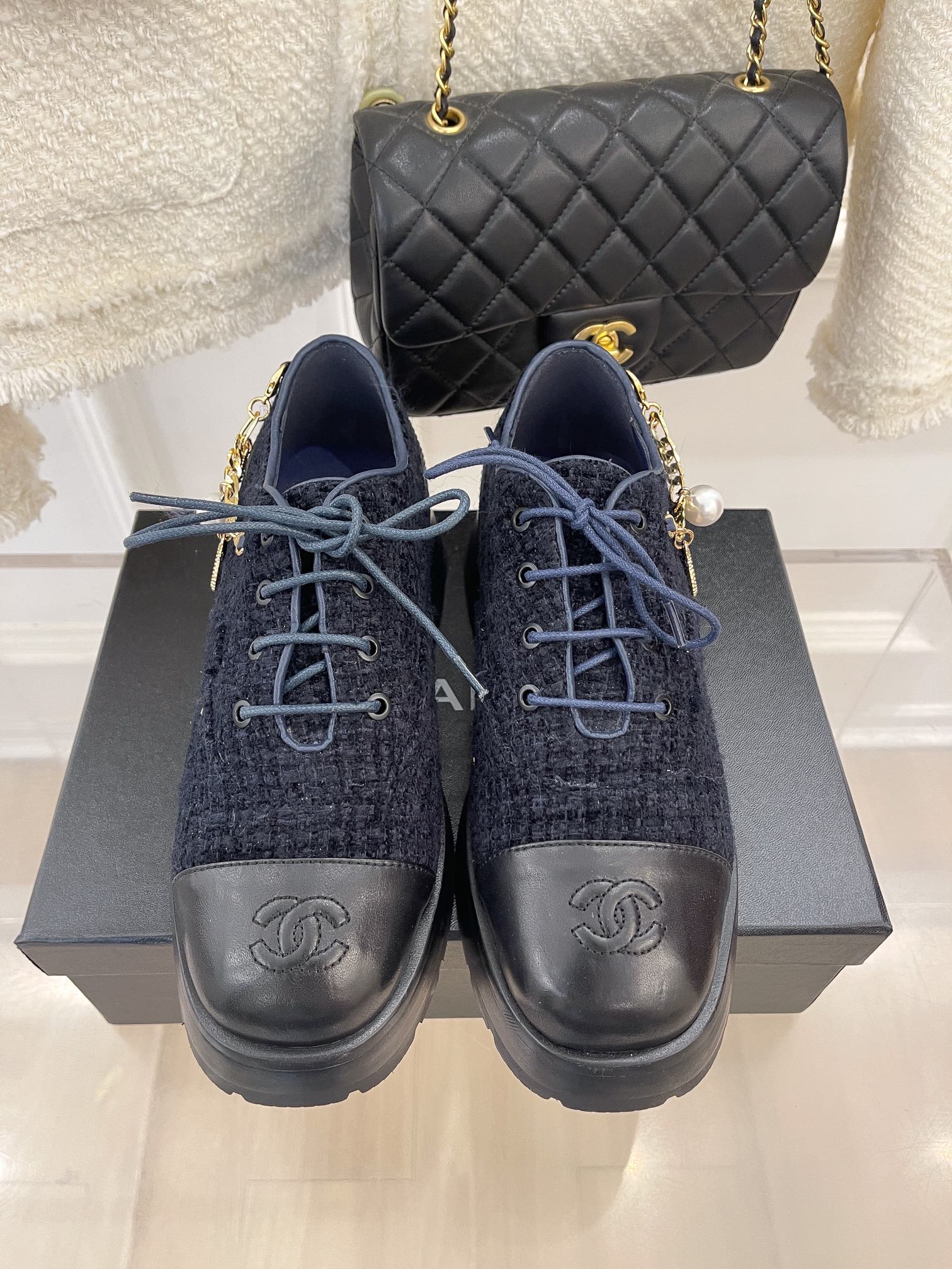 Новинка сезона осень/зима 2023 от Chanel - Лоферы с цепочкой - Синие