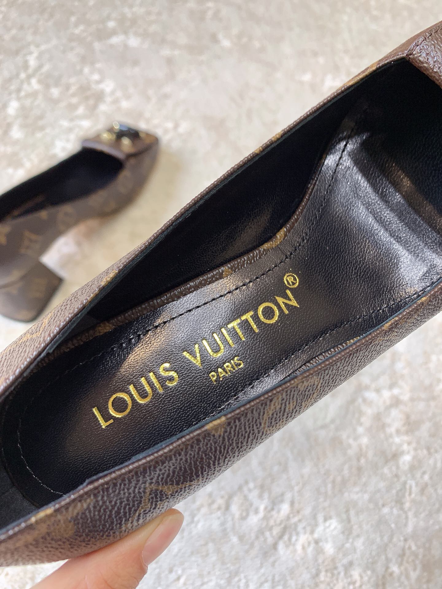 Новинка сезона весна/лето 2023 от LV - Туфли на низком каблуке с закрытым носком - Черный монограммный узор - 1