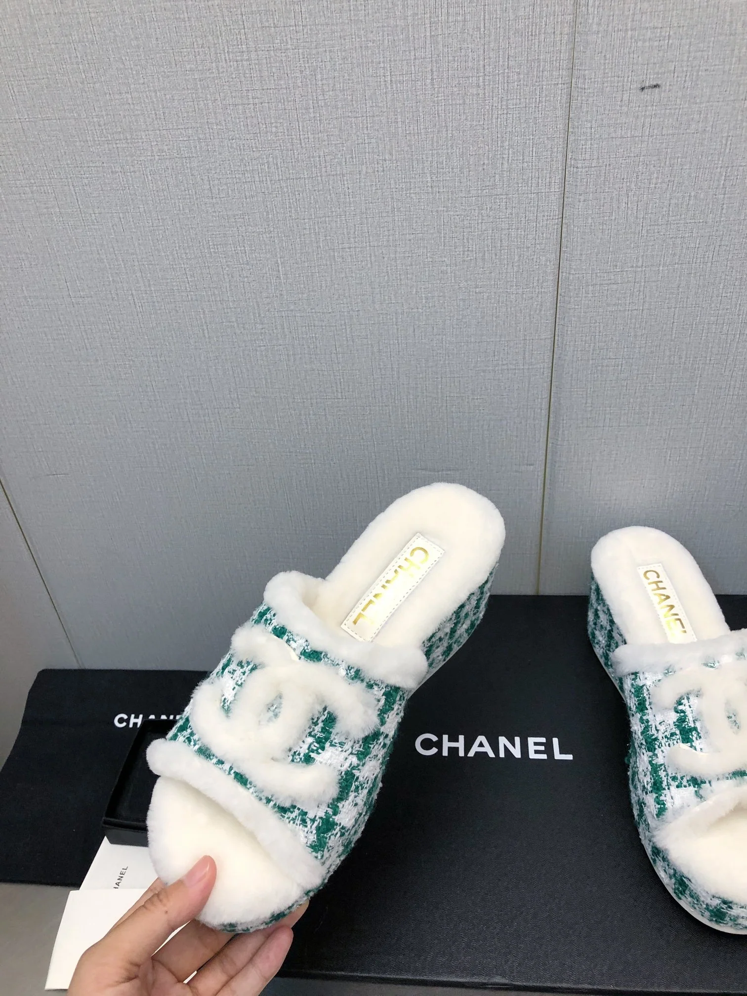 Новинка сезона осень/зима 2023 от Chanel - шерстяные сандалии в клетку - зеленые.