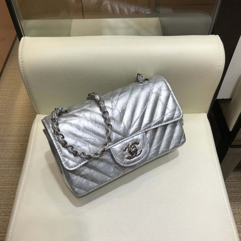 Коллекция Chanel Весна/Лето 2018 - Плиссированная металлизированная кожа - Телячья кожа - Сумка CF - 20 см