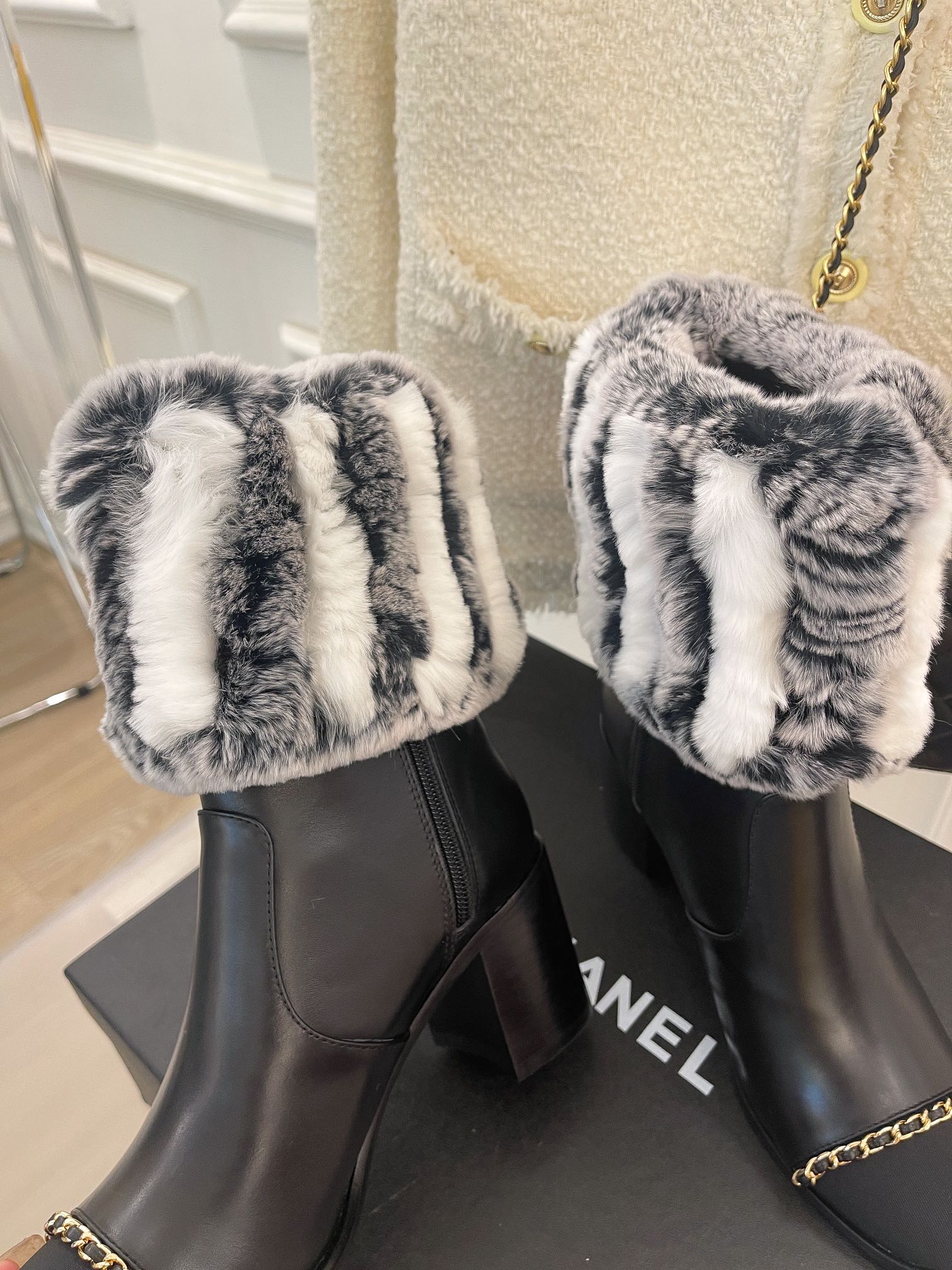 Новинка весны 2022 года от Chanel - Ботильоны на массивном каблуке с меховой отделкой - Черные