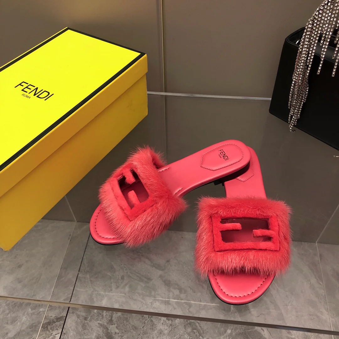 Новинка сезона осень/зима 2023 от Fendi - Серия с мехом норки - Тапочки - Розовые
