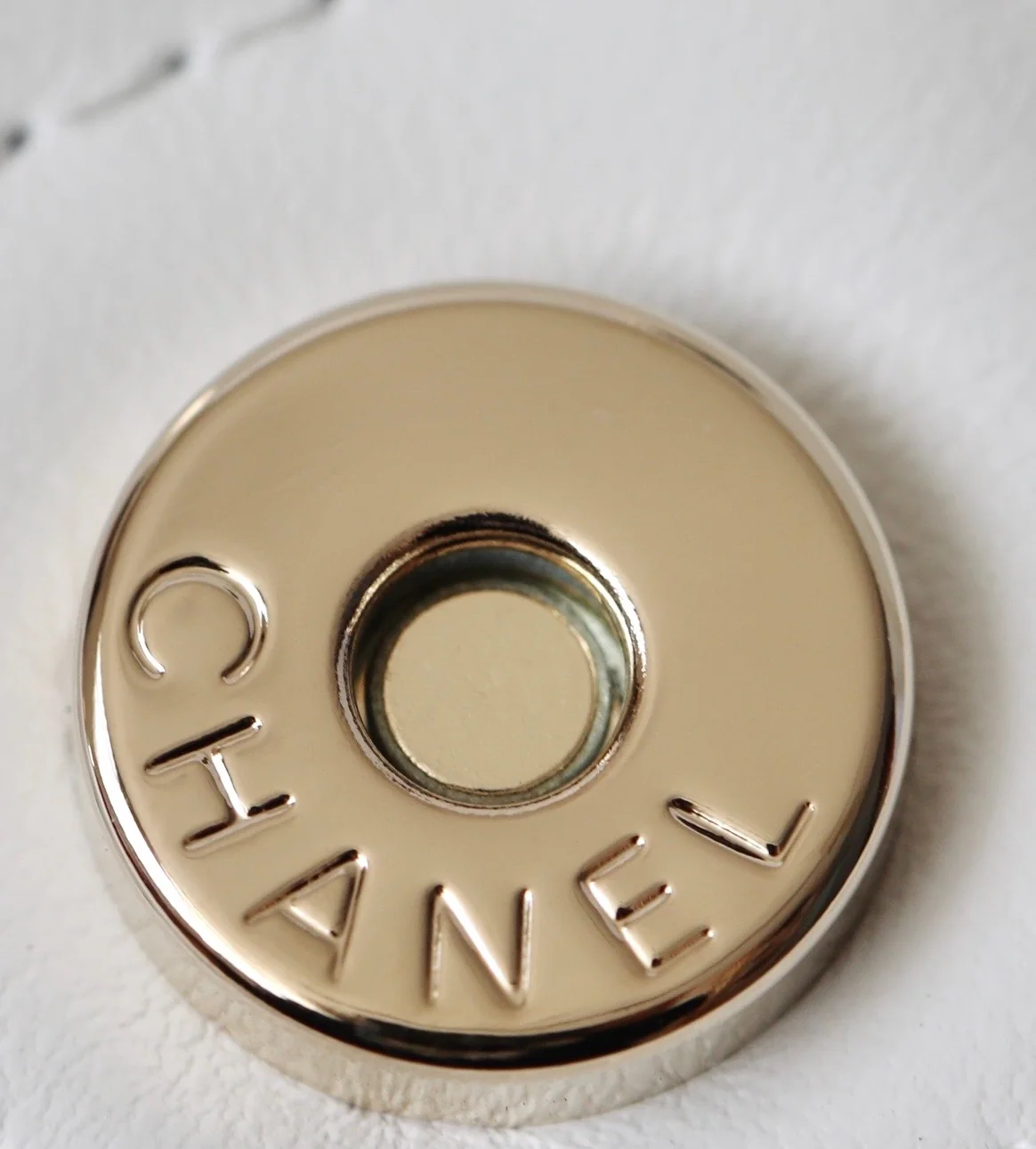 Маленькая сумочка Chanel с жемчужной цепочкой