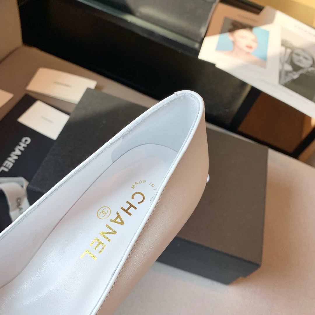 Chanel - Туфли на высоком каблуке с острым носком, украшенные жемчугом