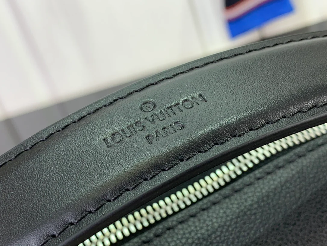 m25160-LV-side-trunk-medium chain bag-black