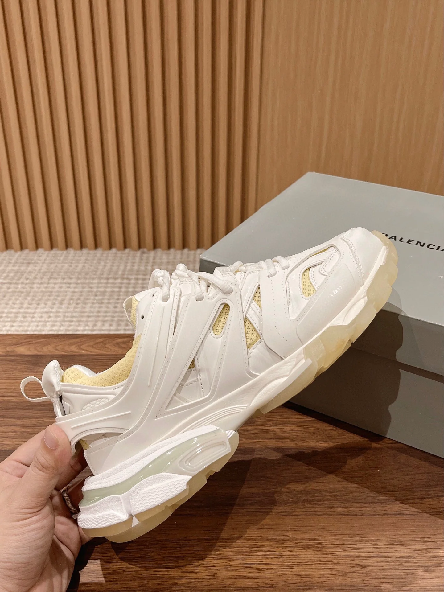 Кроссовки Balenciaga Track 3-0 (3-е поколение) Chunk - Унисекс - Белые - 1