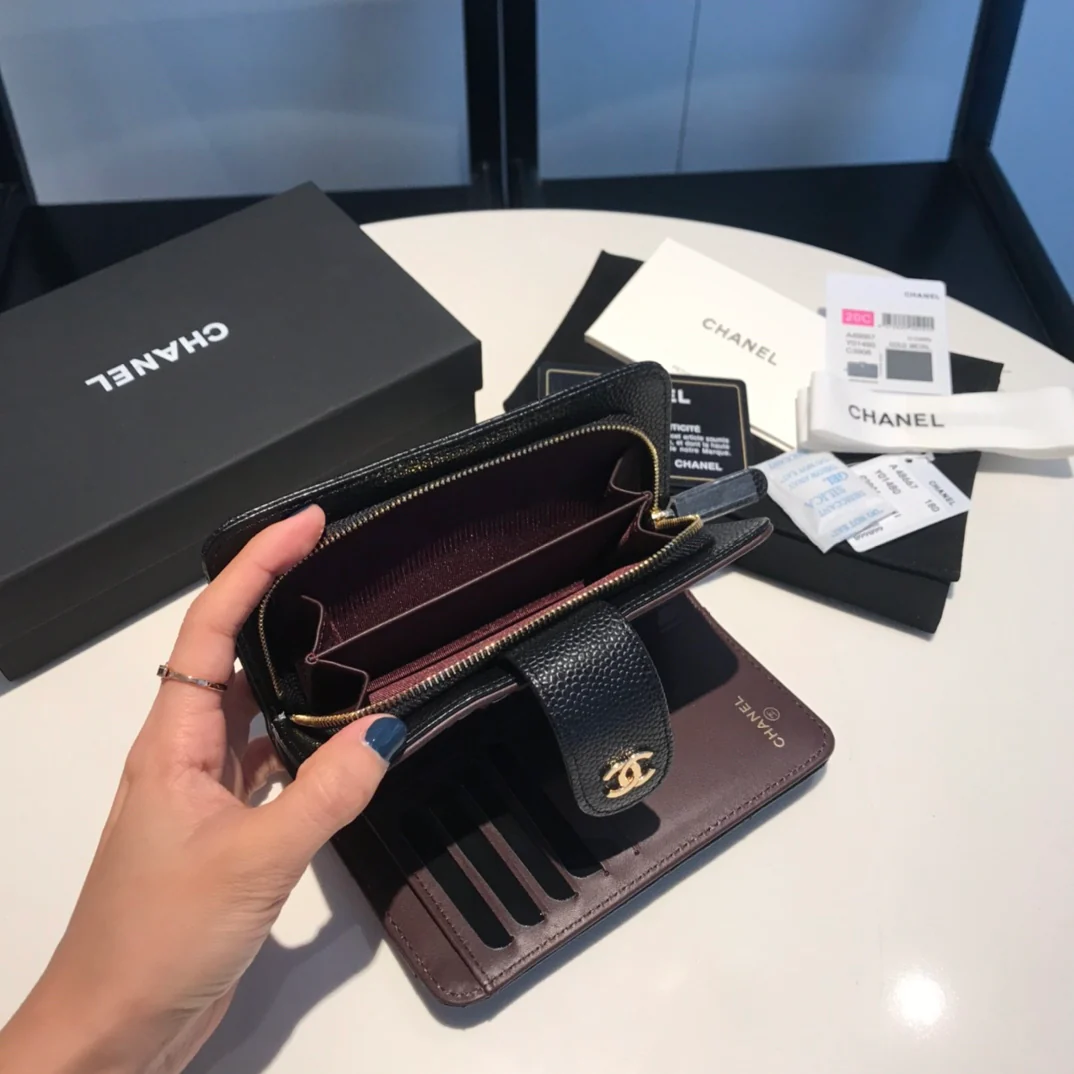 Куртка средней длины из серии Chanel CF — черная зернистая кожа с серебристой фурнитурой.