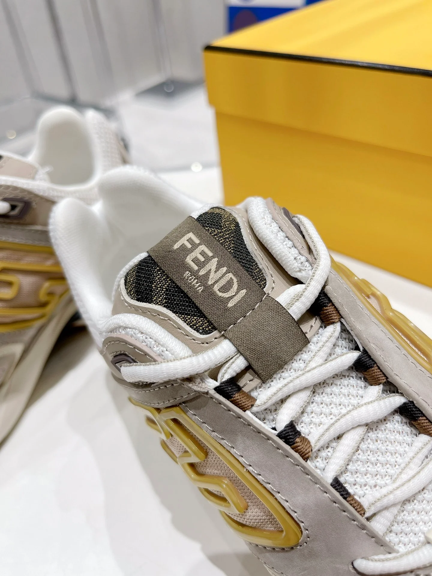 Fendi - Новинки сезона осень/зима 2022 - Ретро кроссовки - Массивная обувь - Парный стиль - 1