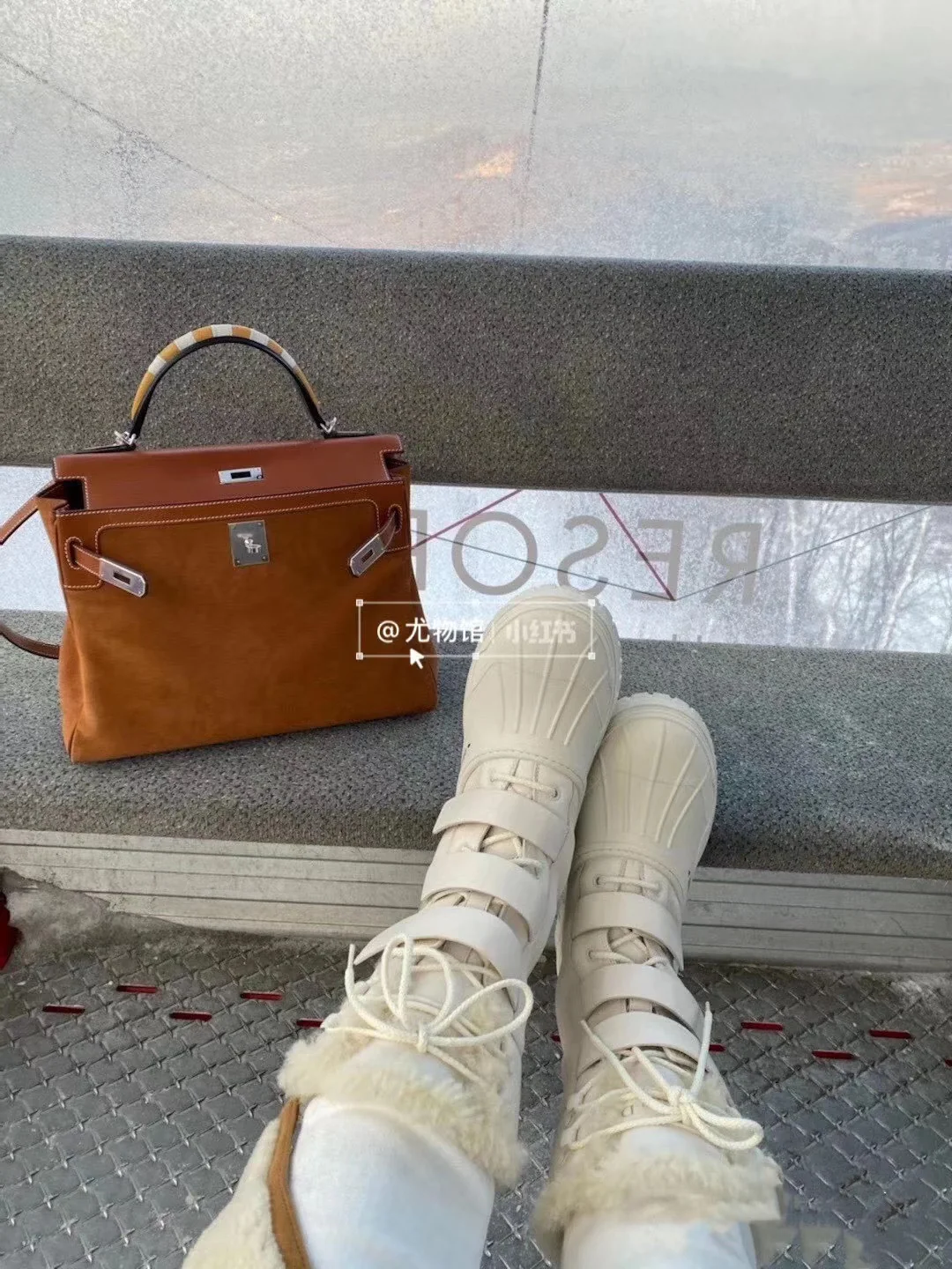 Dior - Ботильоны в форме звезды на мыске - Мотоциклетные ботильоны с меховой отделкой - Белые