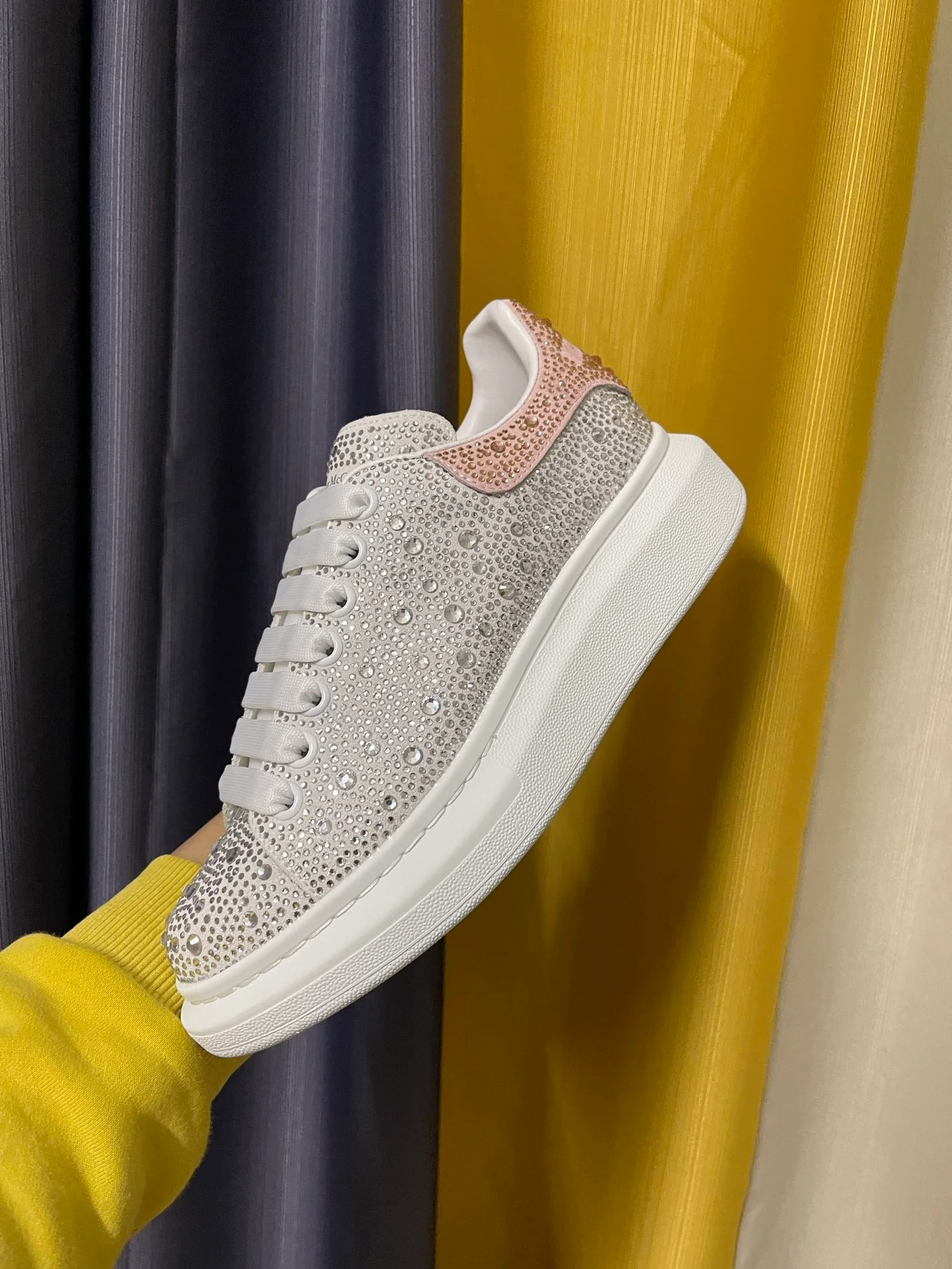 Классические белые кроссовки McQueen - унисекс - белые - полностью украшены стразами, розовые - премиум-издание