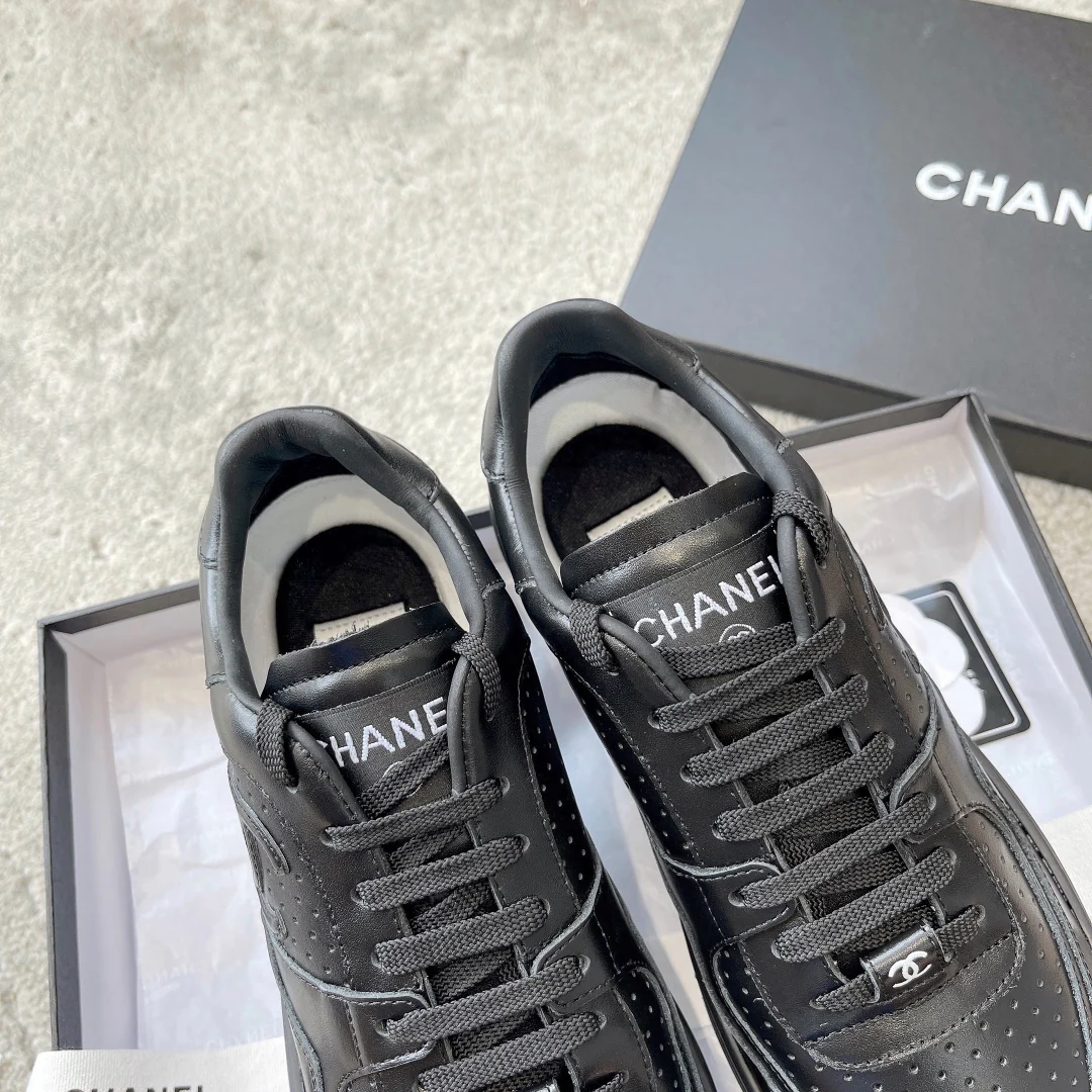 Новинка сезона весна/лето 2023 от Chanel - Кроссовки - Черные