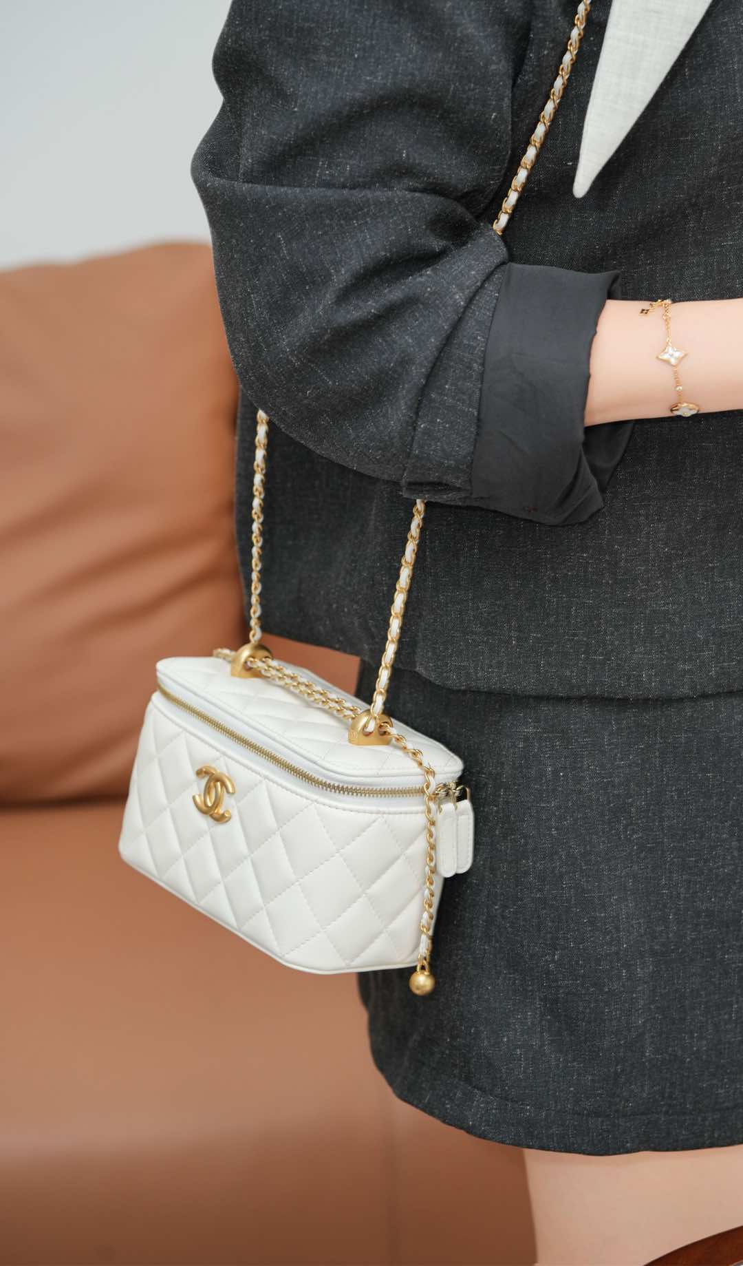 Chanel - ??? - Длинная сумка-коробочка с двойной золотой бусиной - Белая с золотой пряжкой