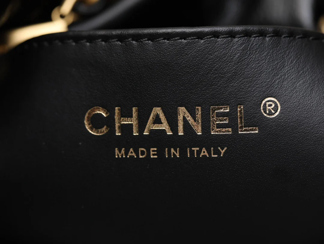 Новинка сезона весна/лето 2023 от Chanel - сумка 22 - мини - черный жемчуг - фото в действии