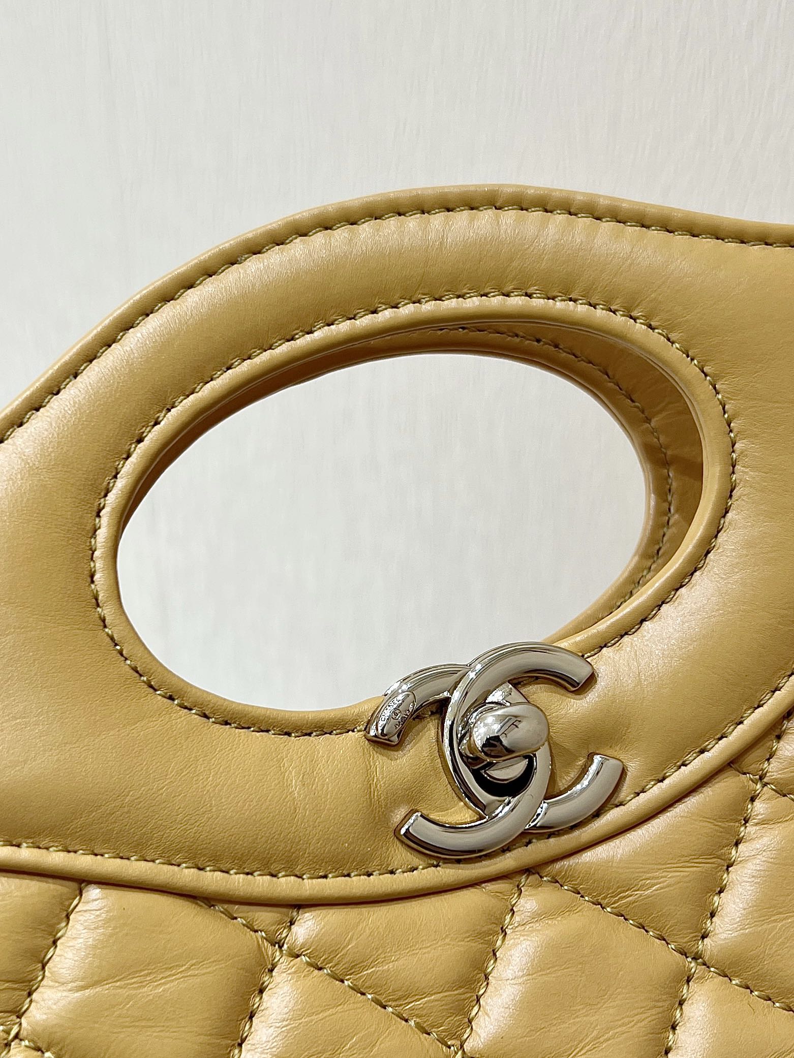 Коллекция Chanel Pre-Fall 2023 - сумка 31 - желтая - мини