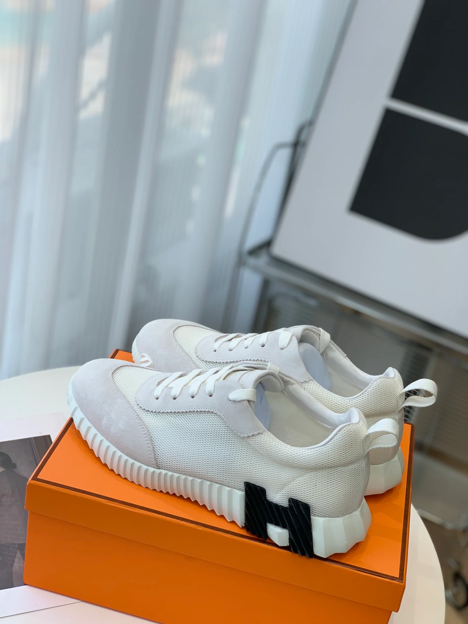 Новейшая модель Hermes 2023 года - кожаные кроссовки H-Leather - белые.