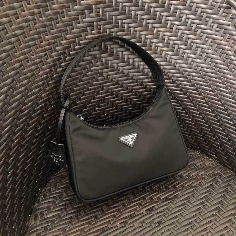 Нейлоновая сумка-хобо Prada, черная.