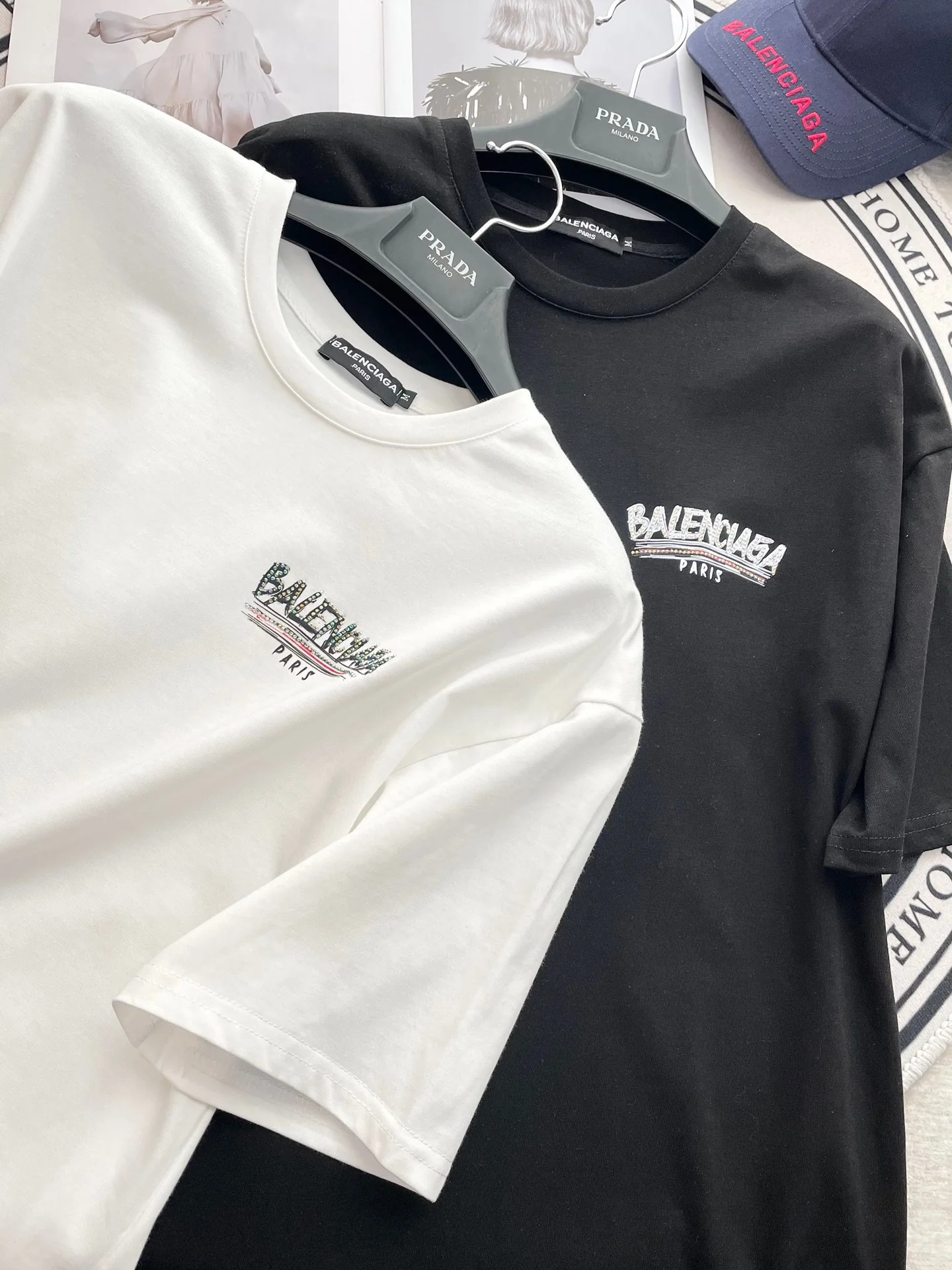 Футболка Balenciaga 2403 из хлопка с коротким рукавом, украшенная стразами и потертой надписью, свободного кроя, белая.